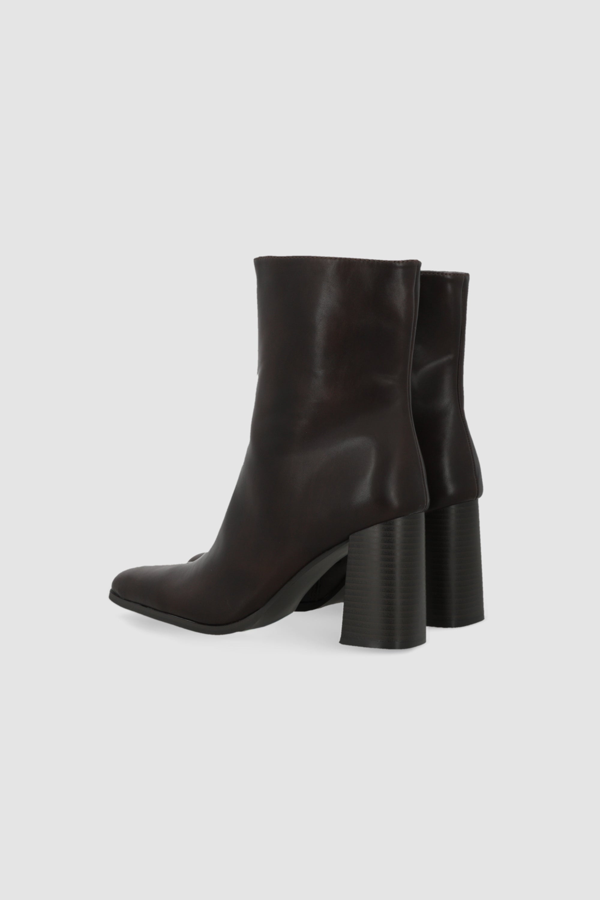 Botin sencillo tacon cuadrado CHOCOLATE