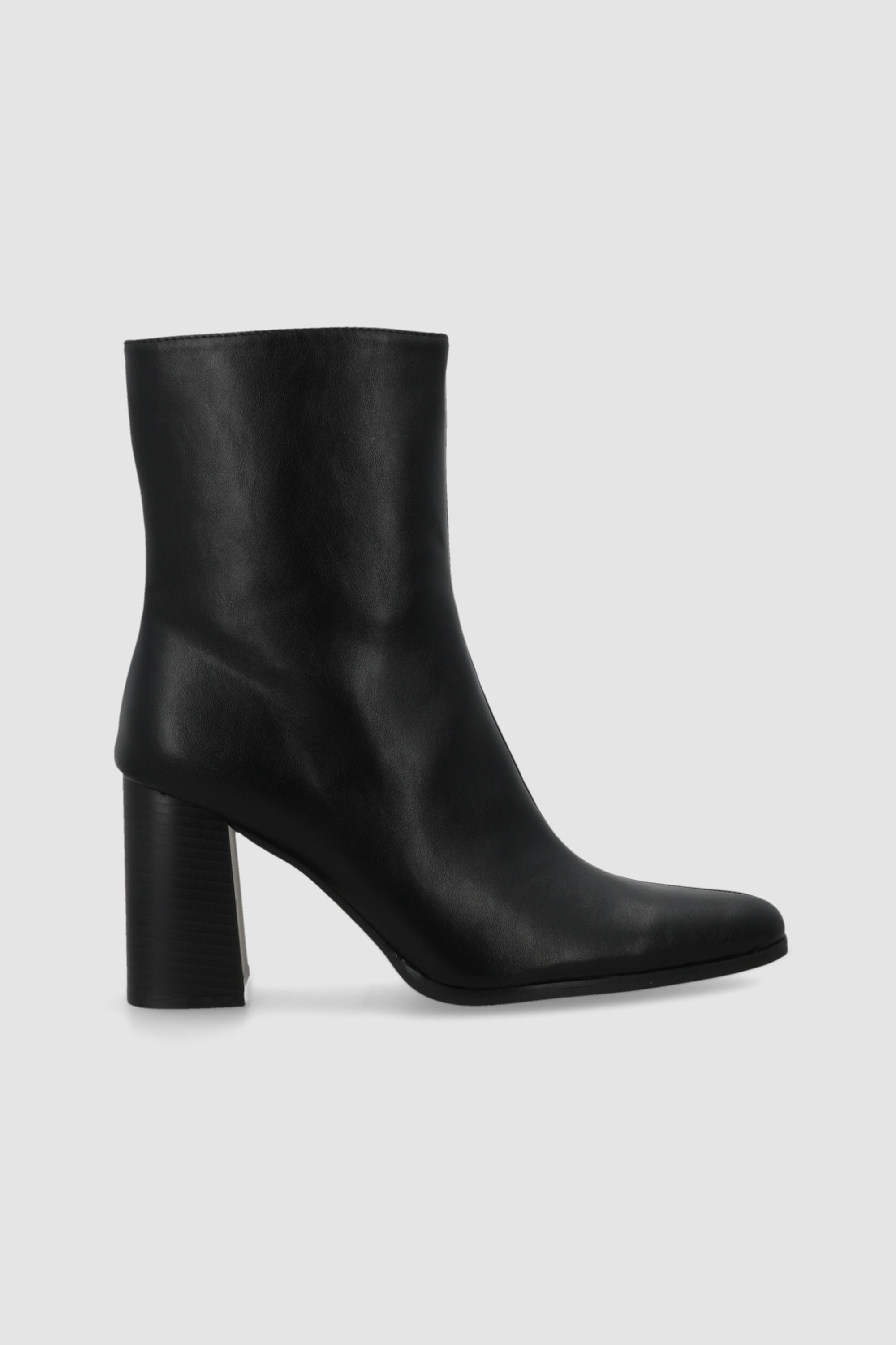 Botin sencillo tacon cuadrado NEGRO