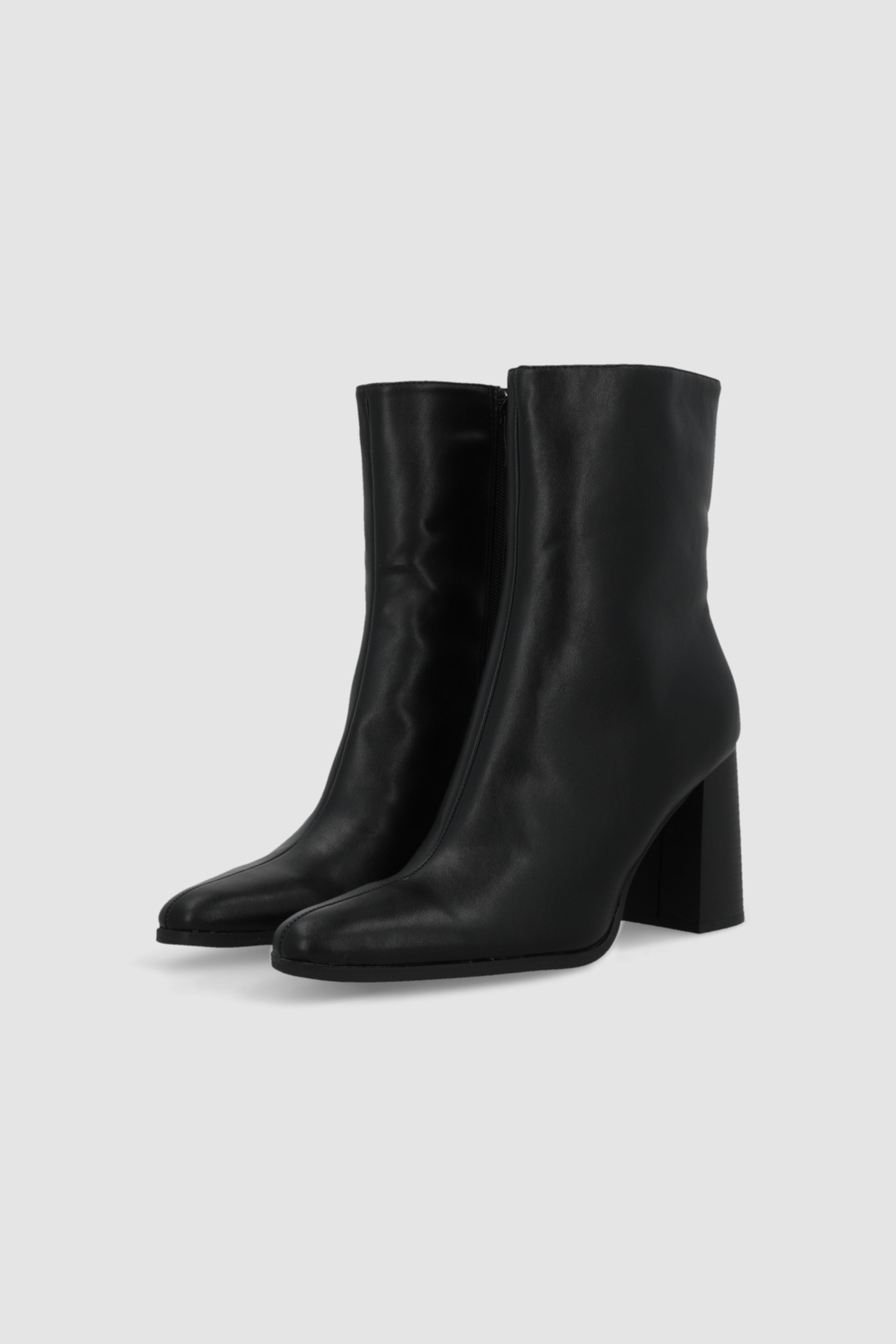 Botin sencillo tacon cuadrado NEGRO