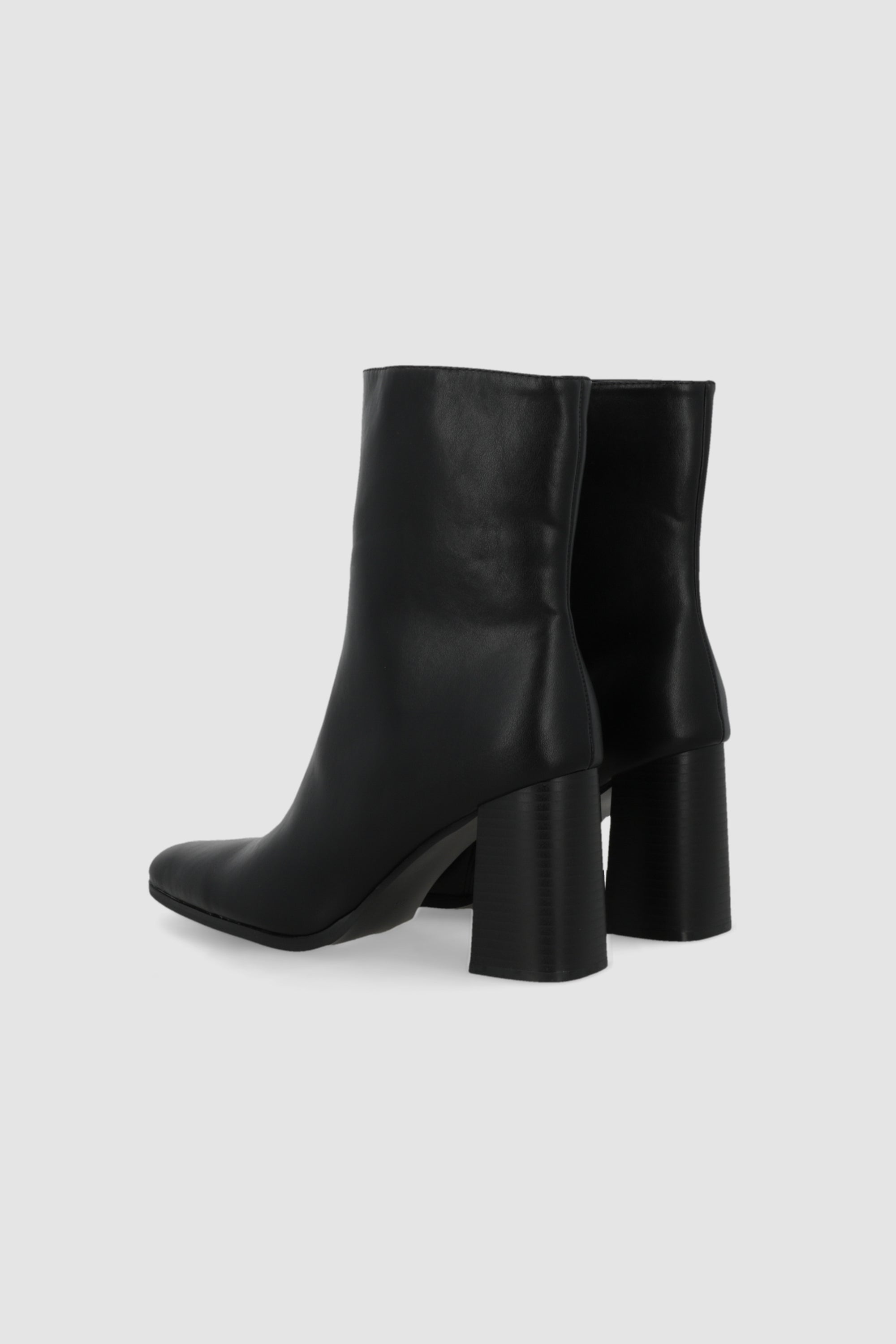 Botin sencillo tacon cuadrado NEGRO