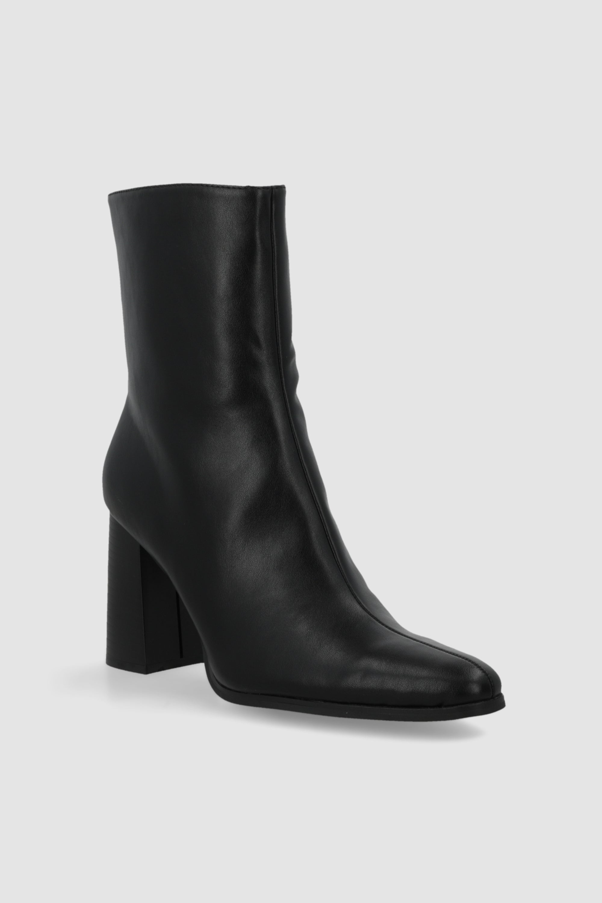 Botin sencillo tacon cuadrado NEGRO