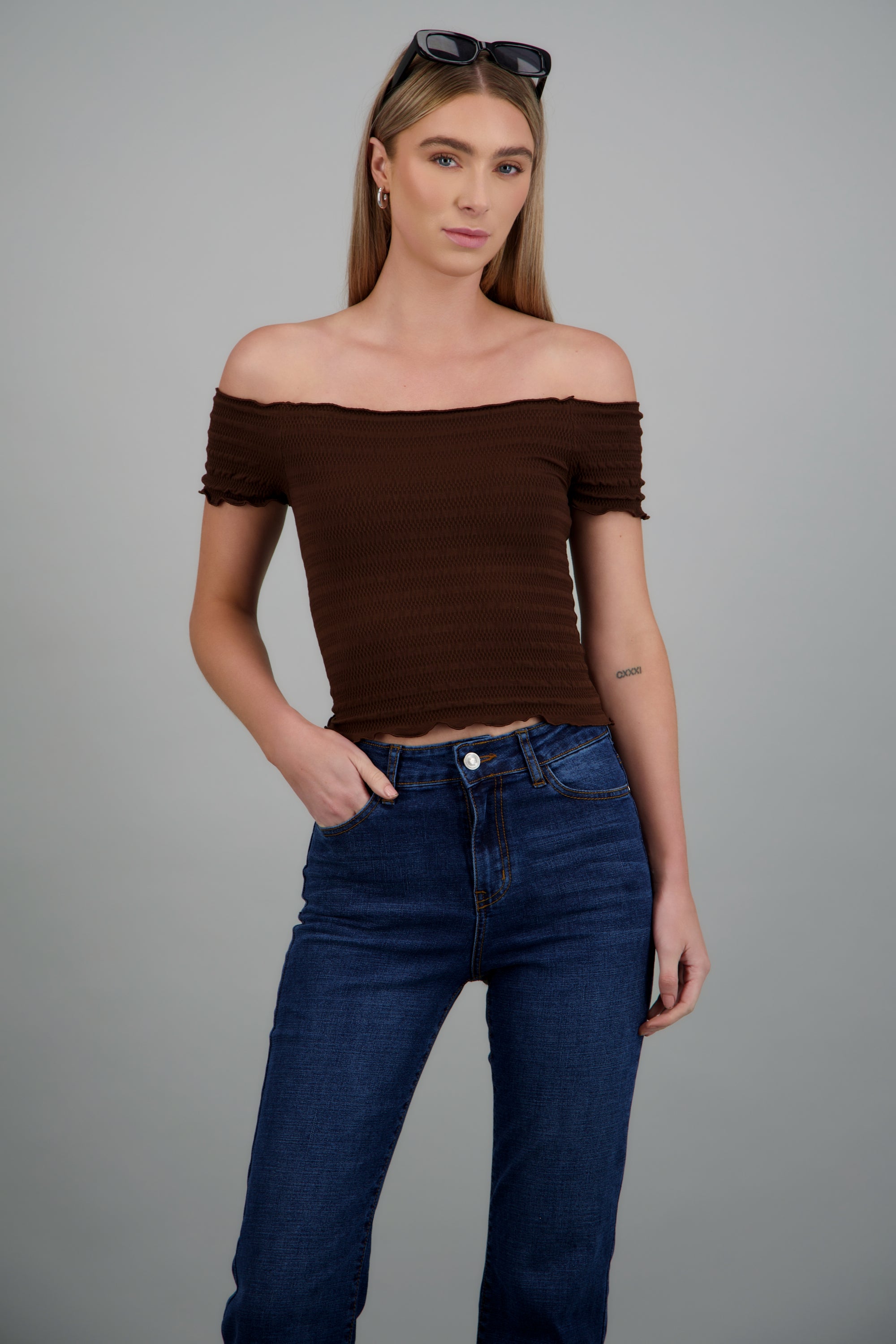 Top off shoulder detalle fruncido CHOCOLATE