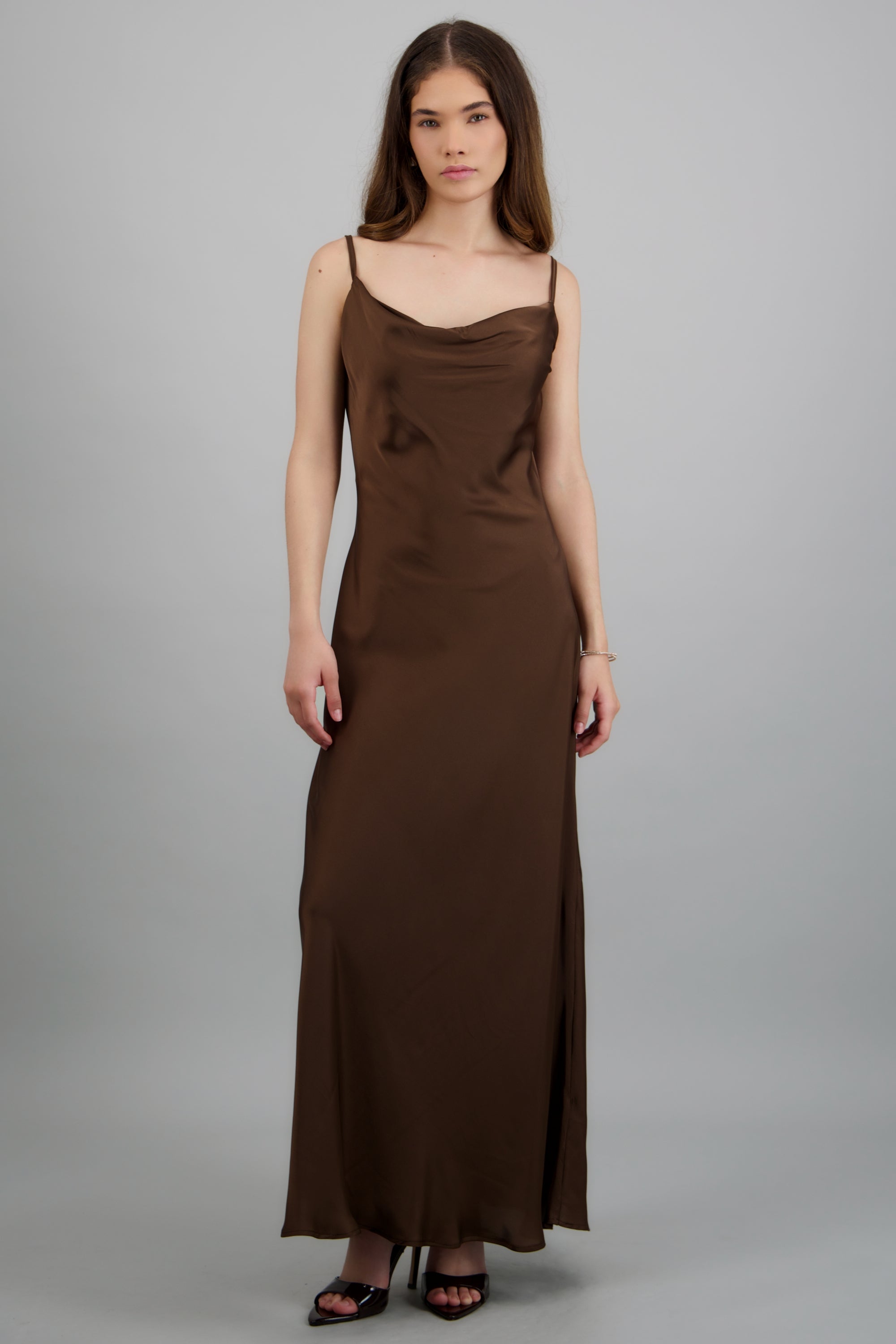 Vestido satin maxi sin mangas escote cascada CHOCOLATE