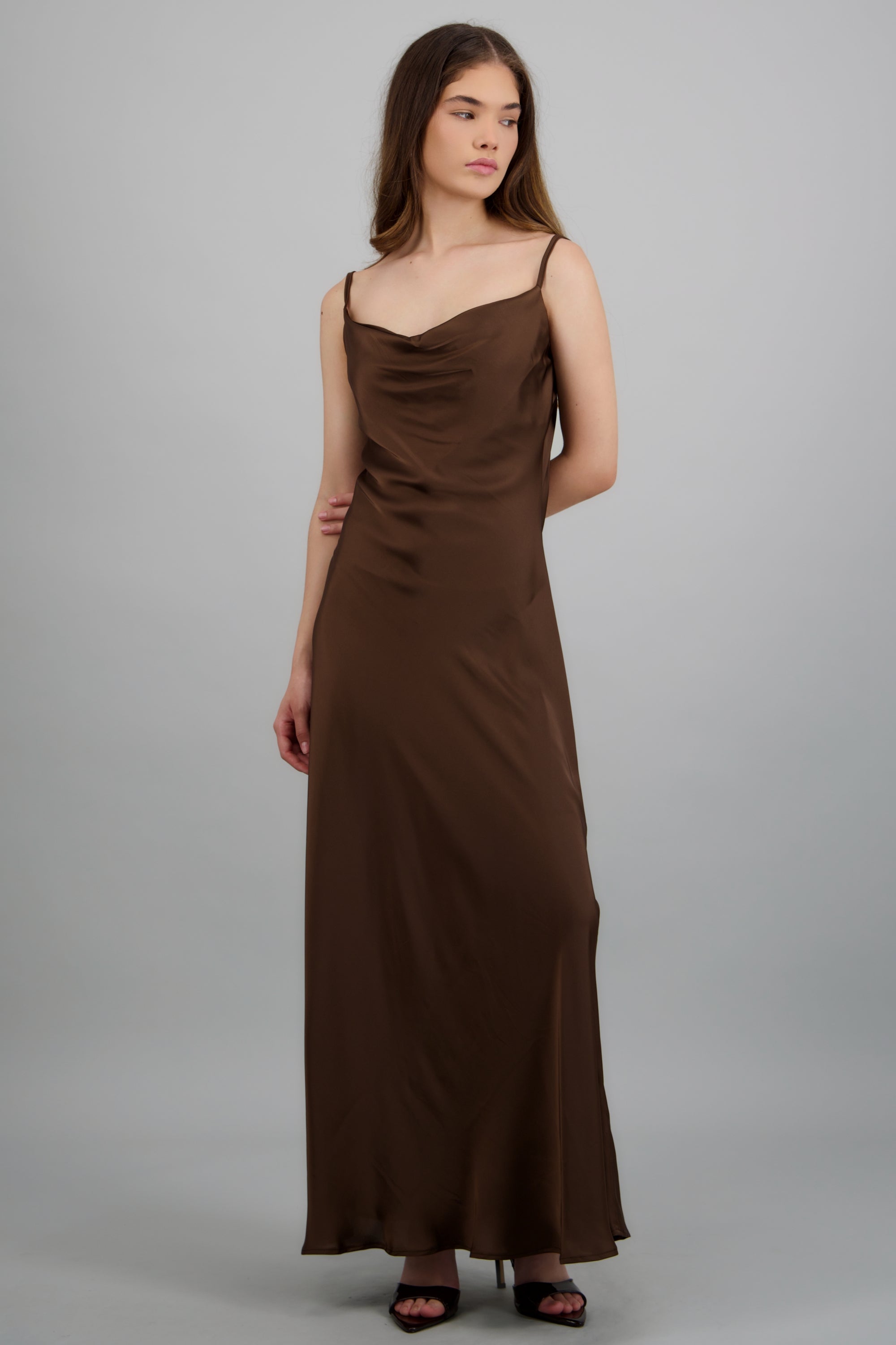 Vestido satin maxi sin mangas escote cascada CHOCOLATE