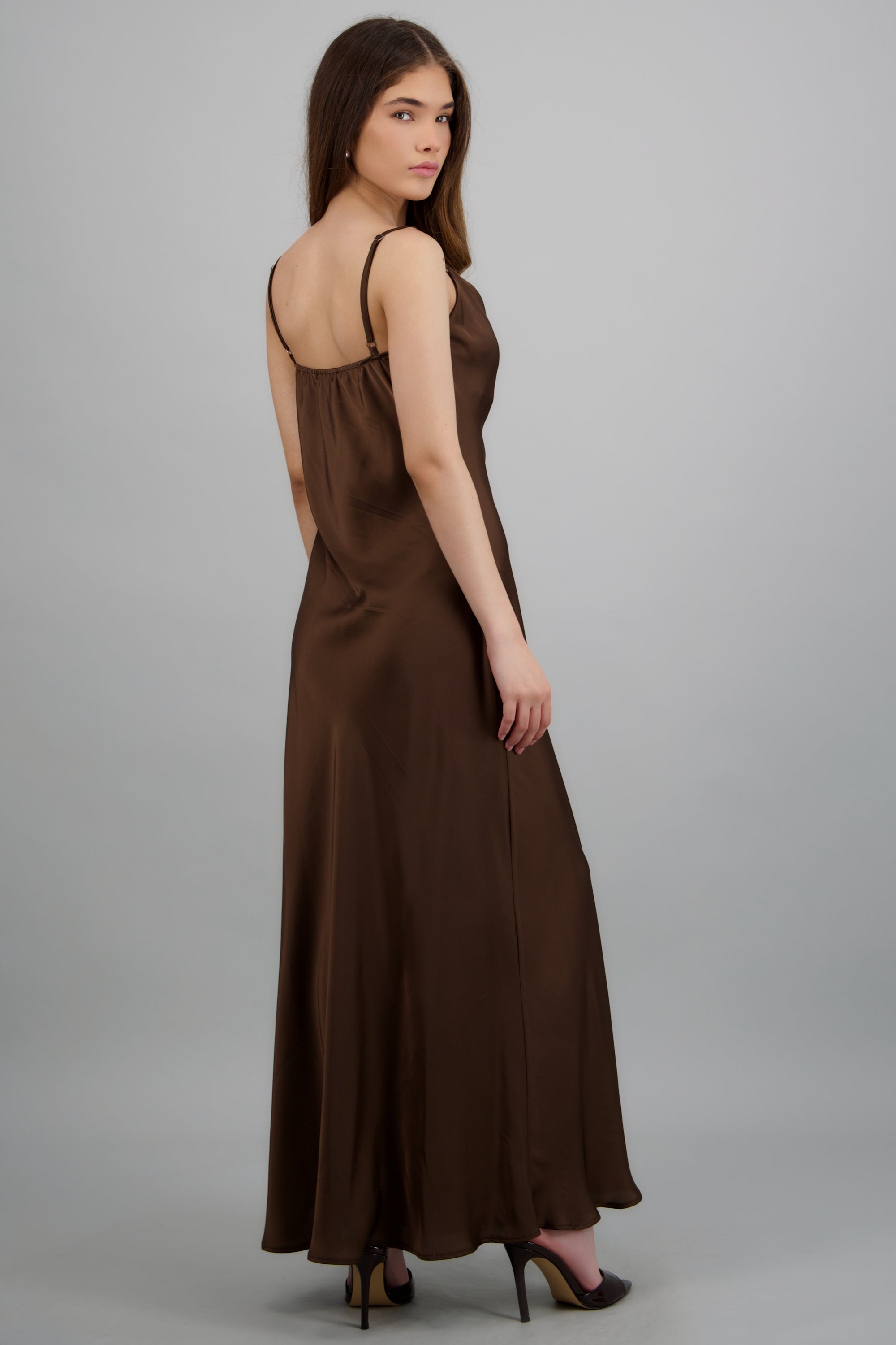 Vestido satin maxi sin mangas escote cascada CHOCOLATE