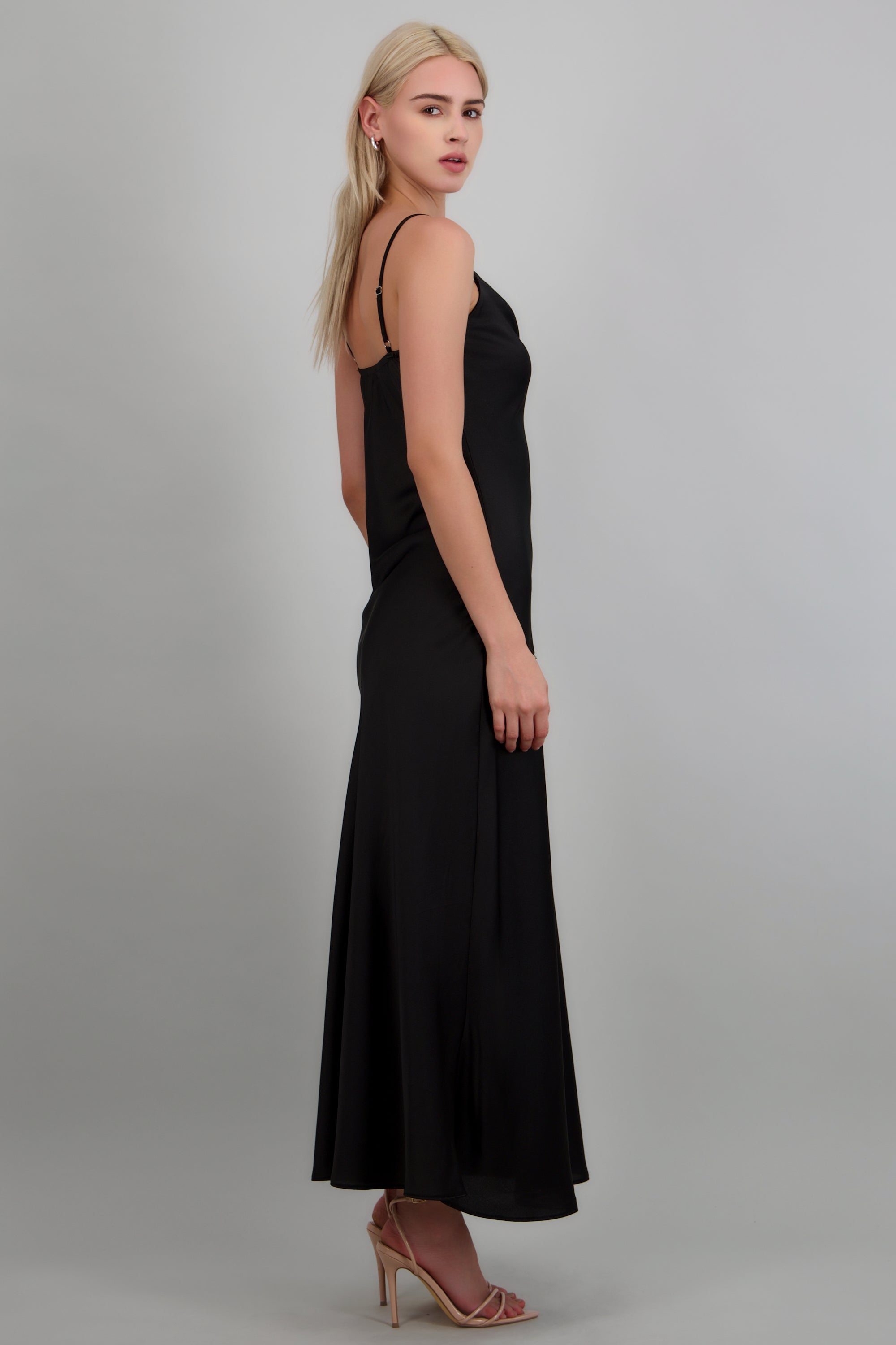 Vestido satin maxi sin mangas escote cascada NEGRO