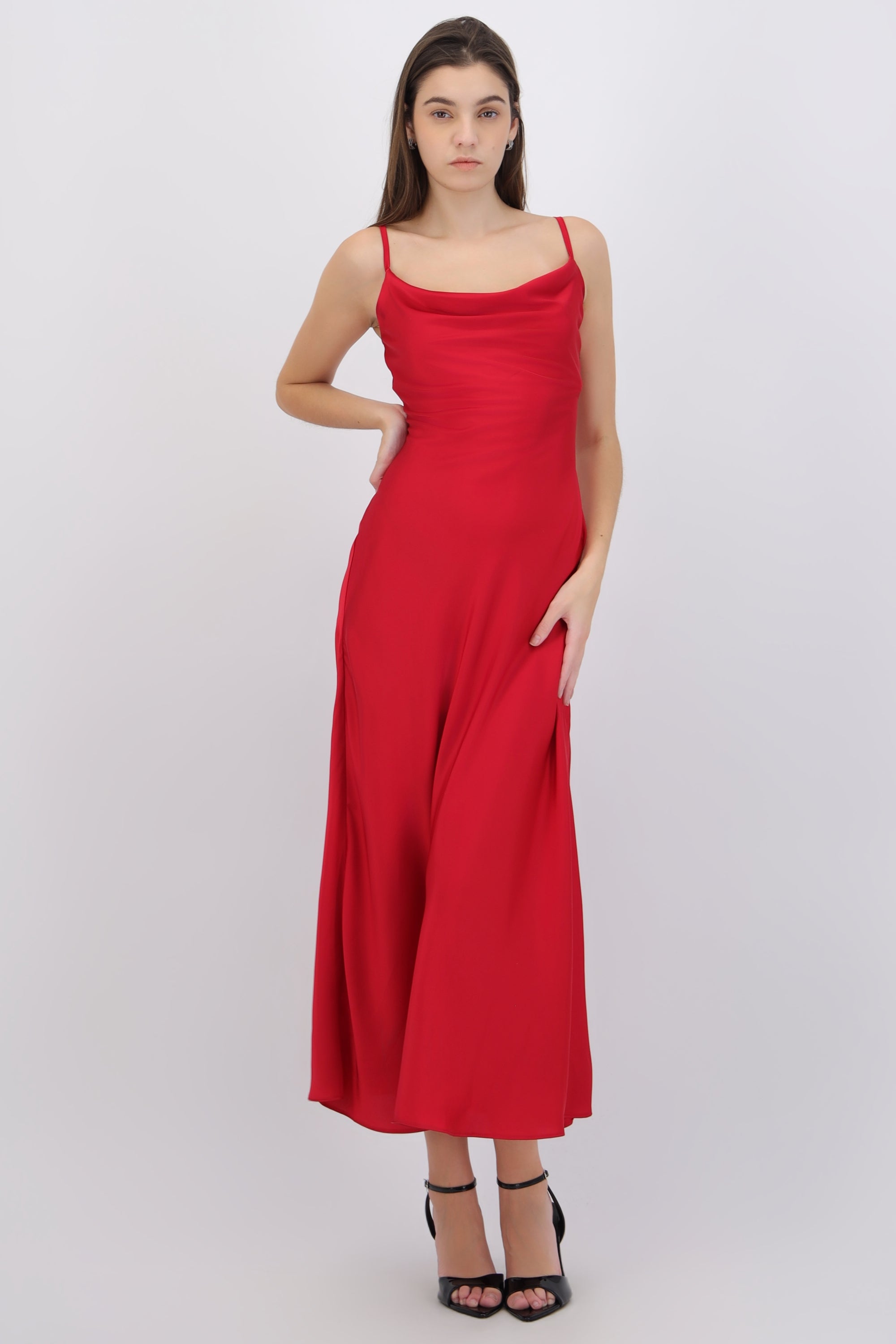 Vestido satin maxi sin mangas escote cascada