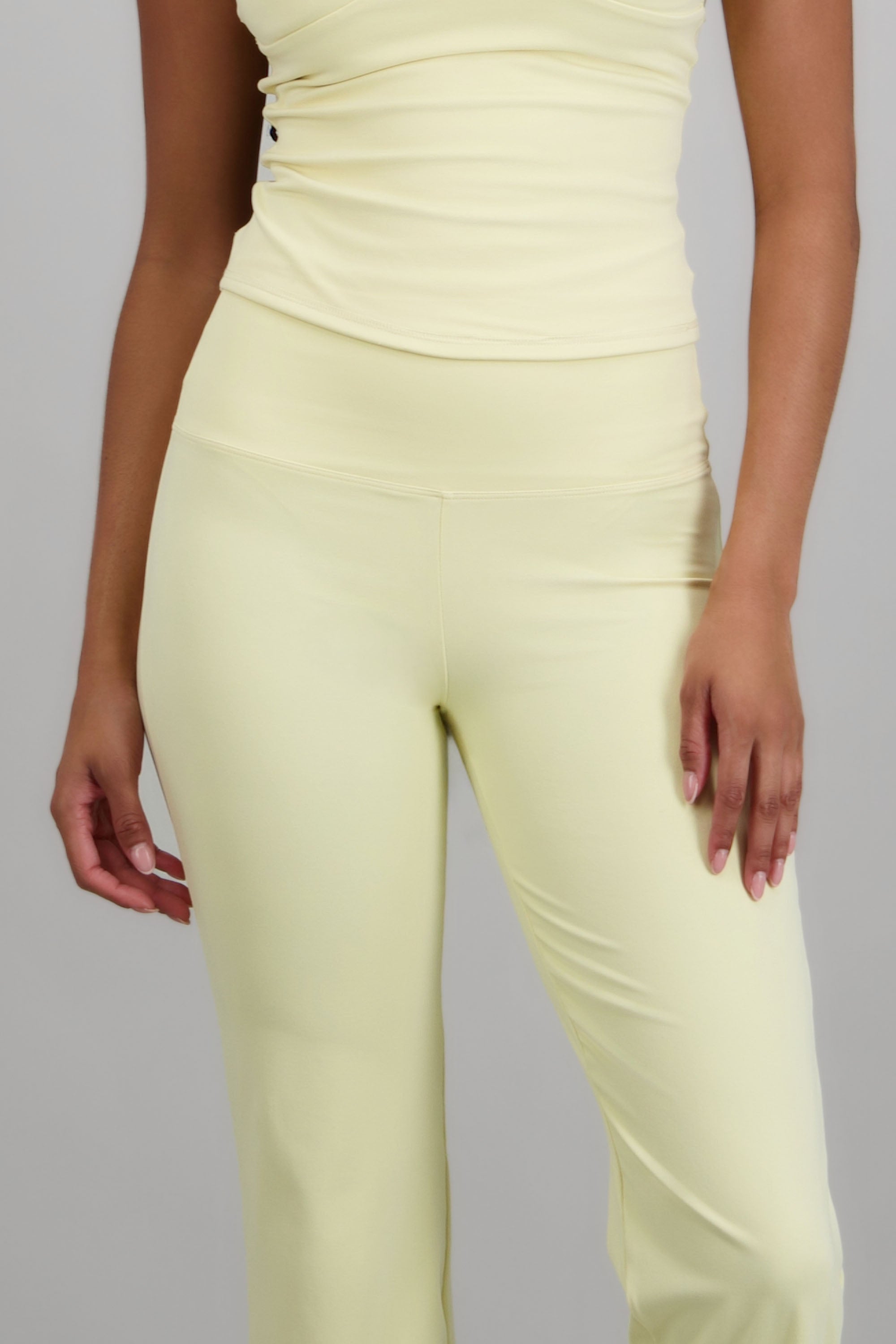 Leggings deportivos flare lisos AMARILLO PASTEL