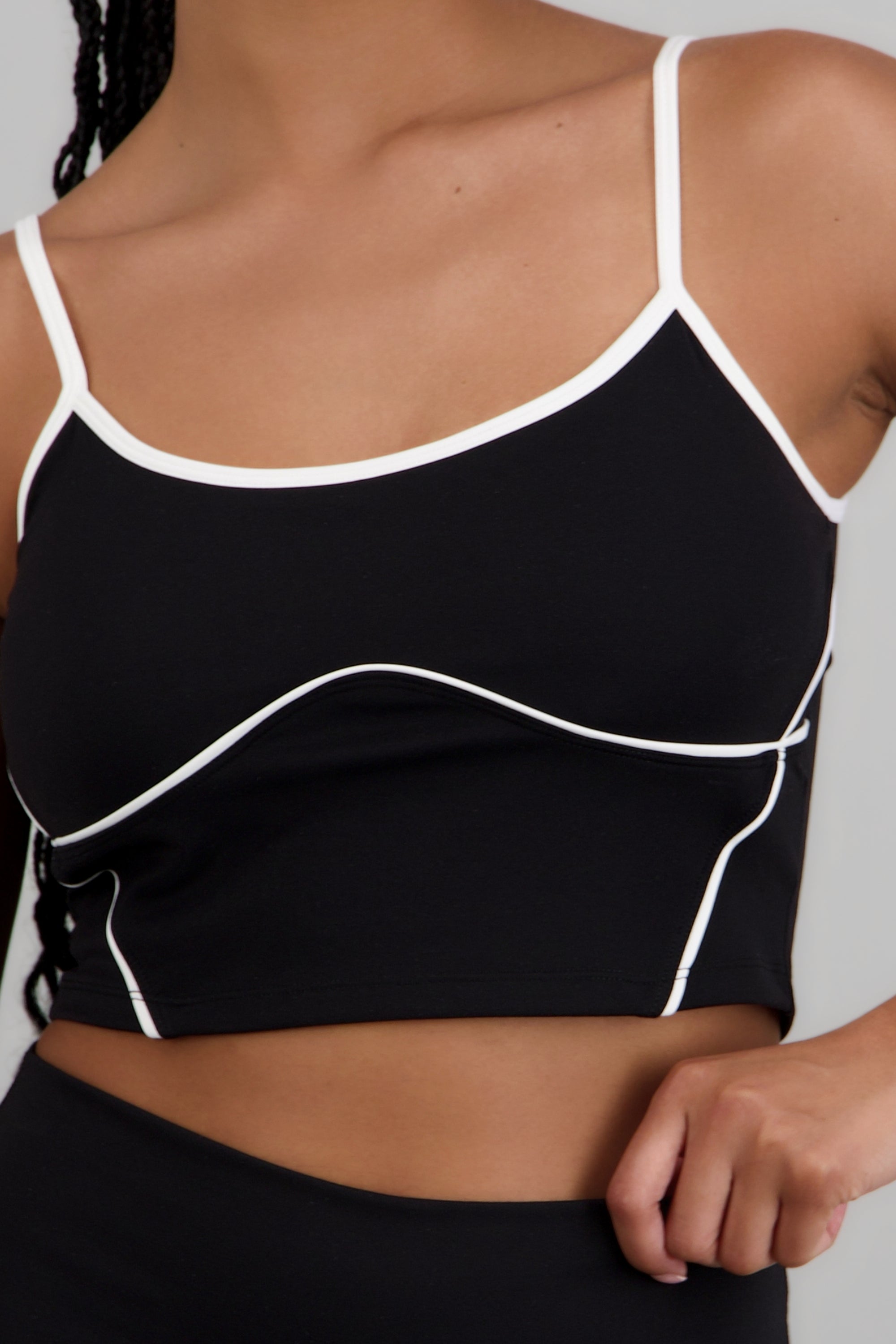 Top deportivo largo con contraste NEGRO COMBO