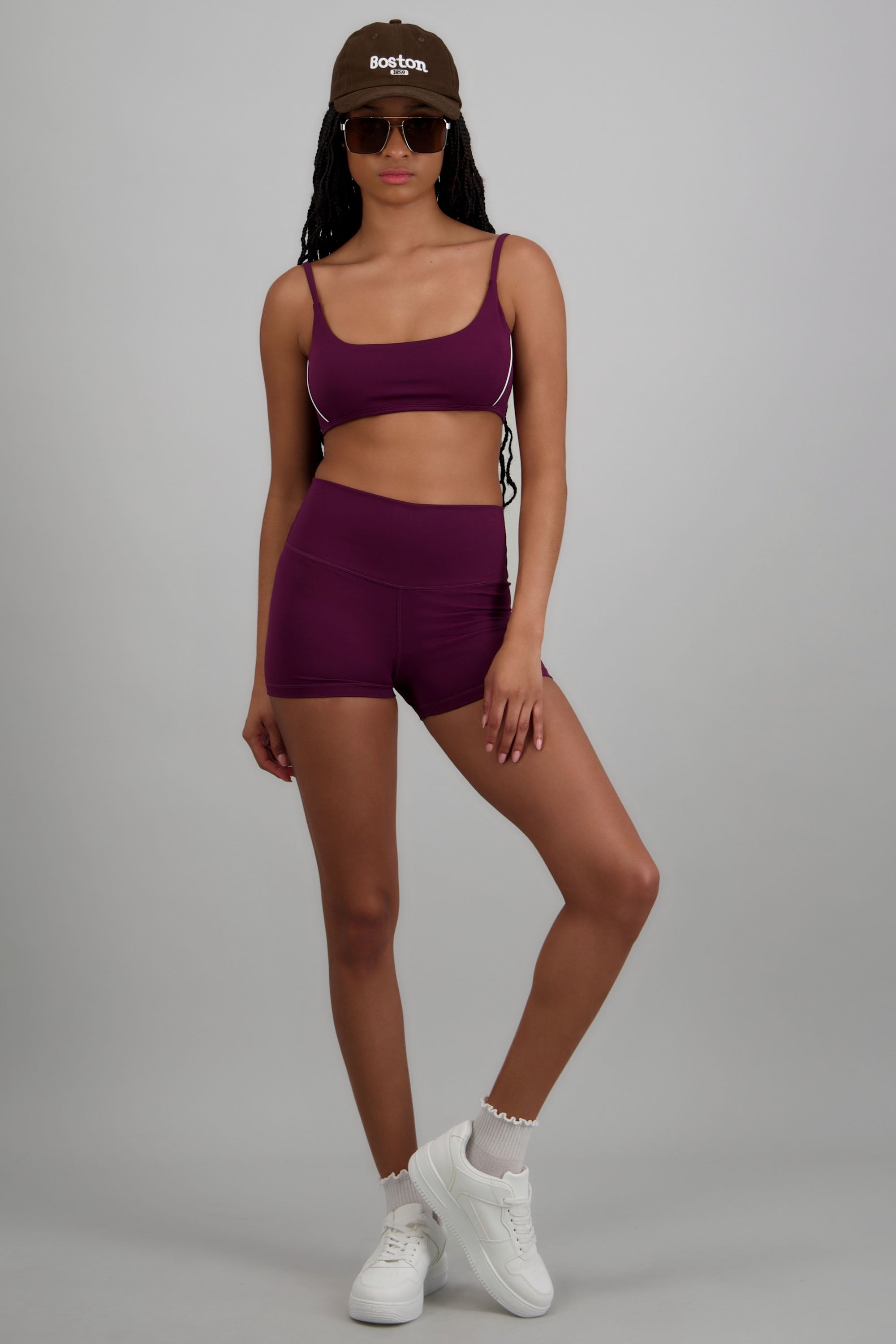 Short deportivo liso CIRUELA