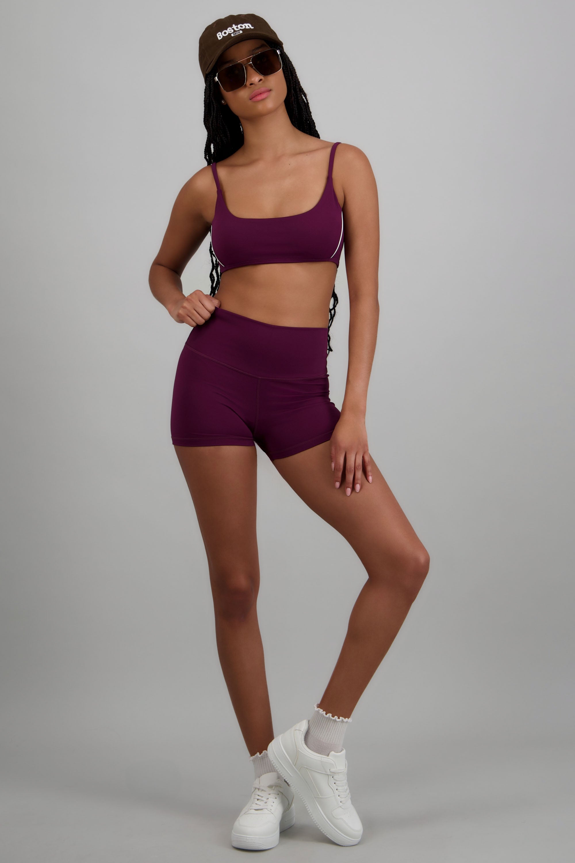 Short deportivo liso CIRUELA