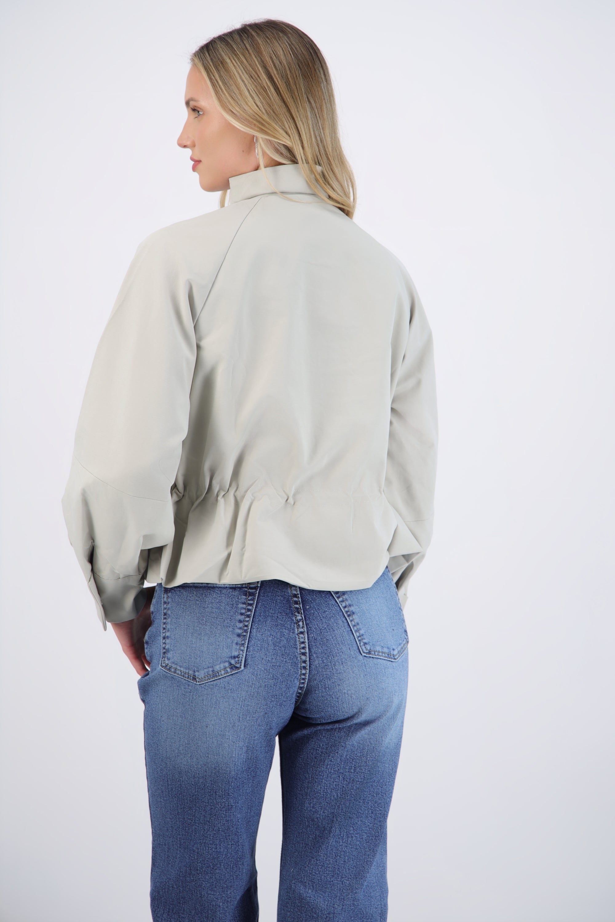 Trench coat corta detalle cintura