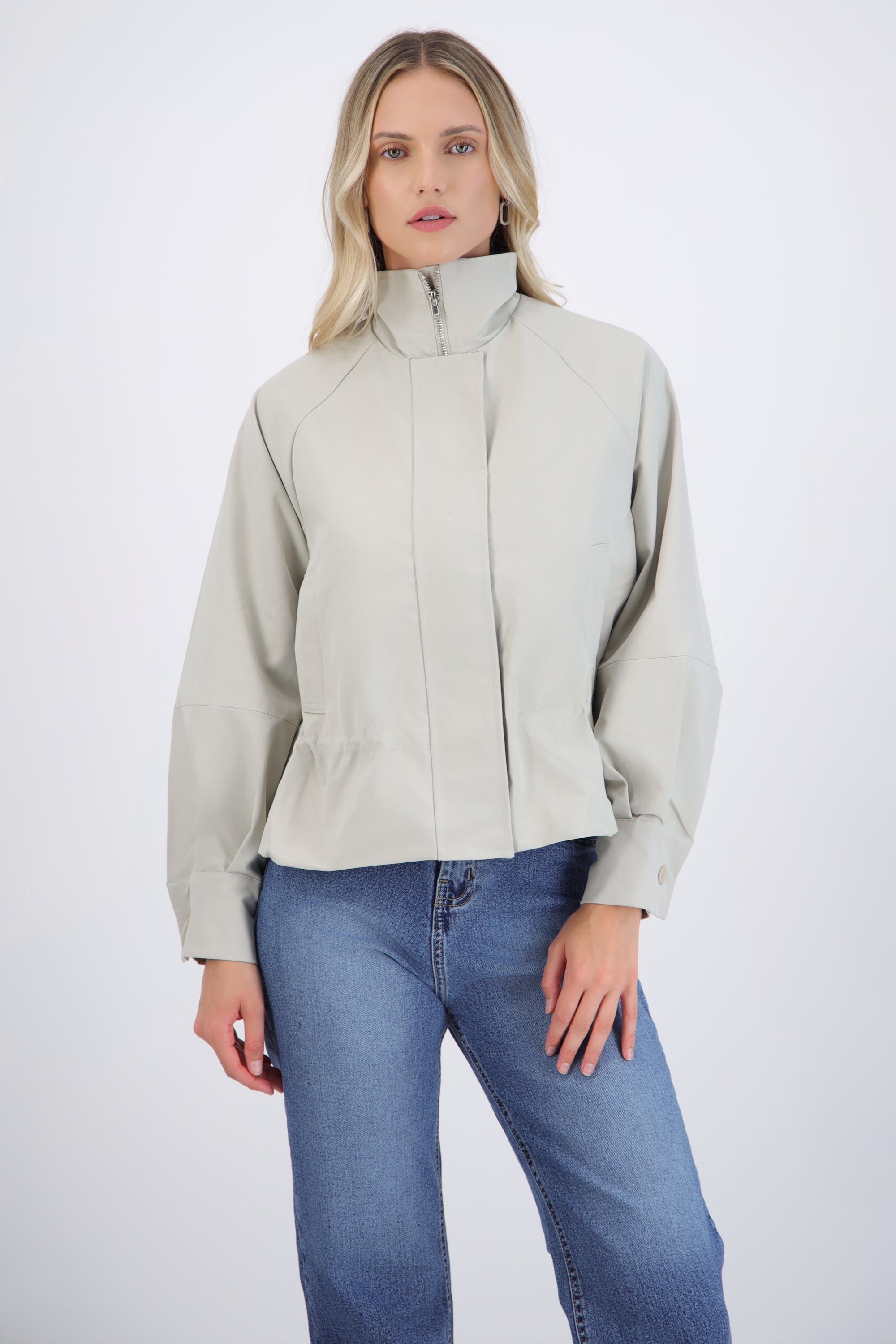 Trench coat corta detalle cintura