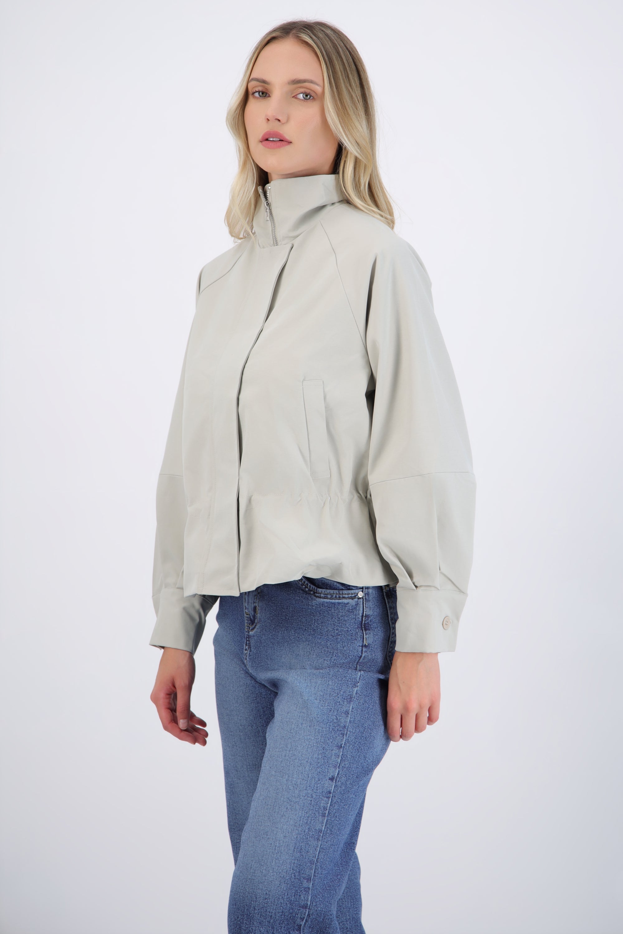 Trench coat corta detalle cintura