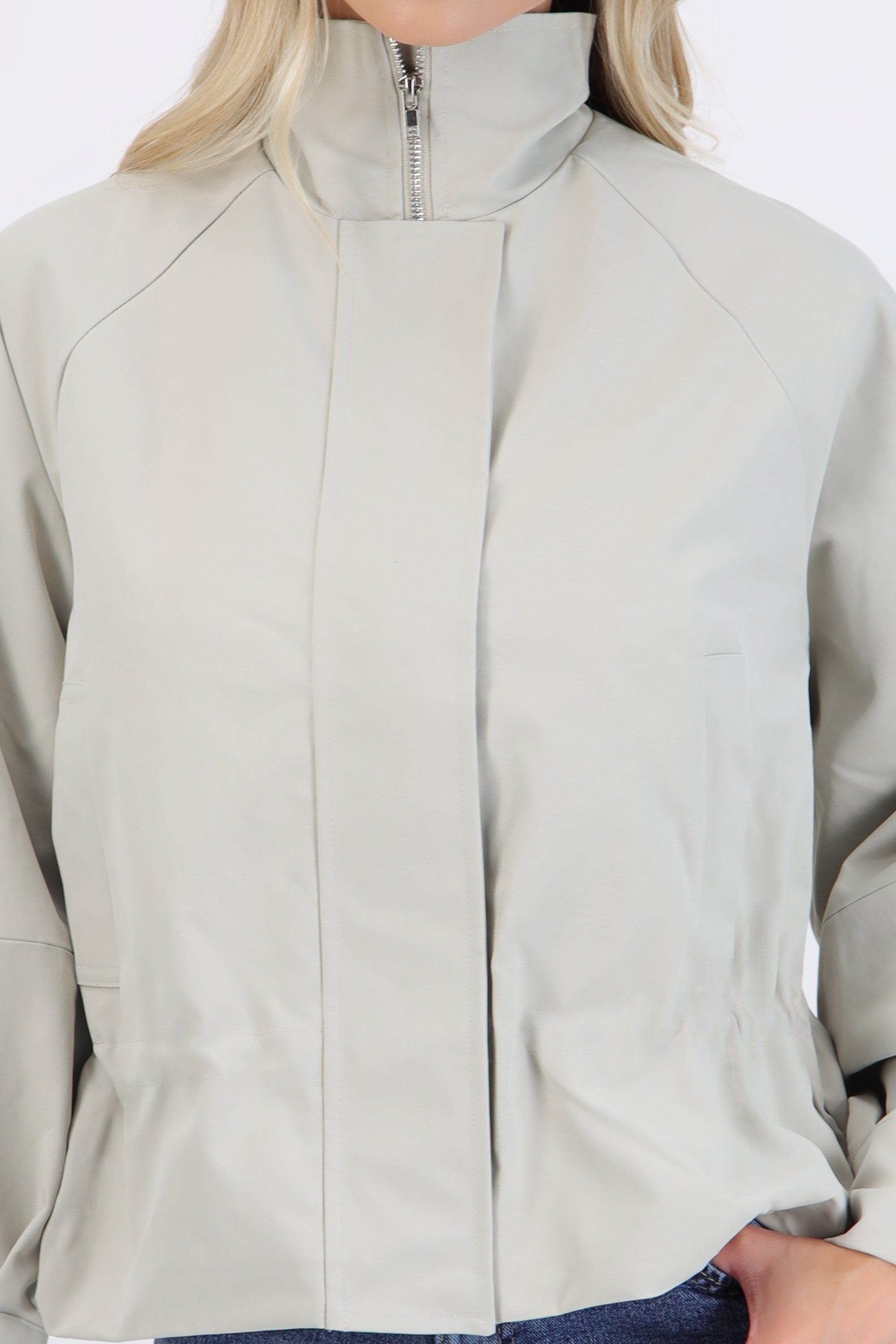 Trench coat corta detalle cintura