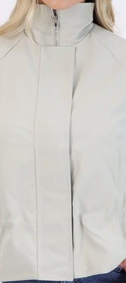 Trench coat corta detalle cintura