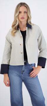 Trenchcoat detalle contraste