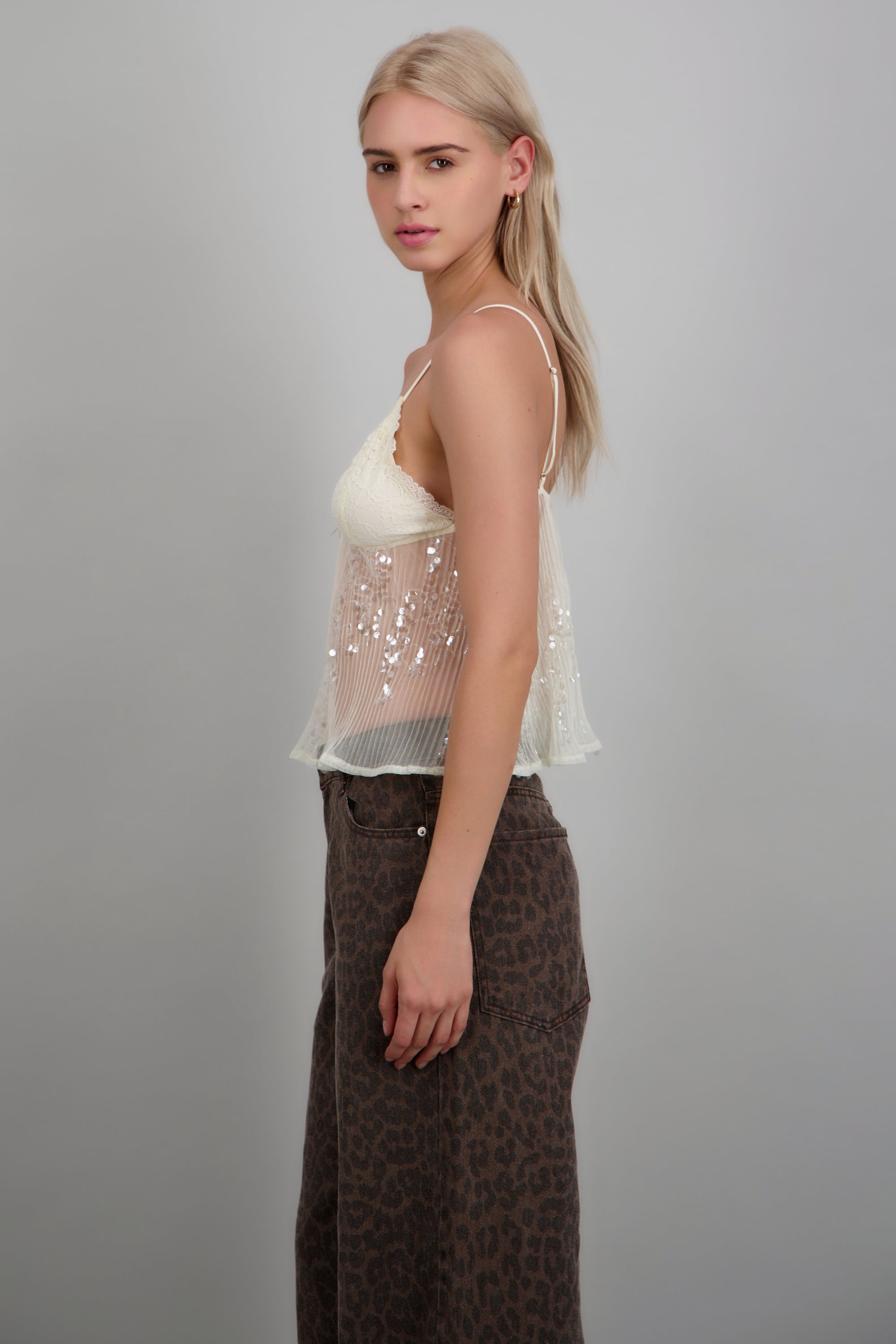 Top detalle lentejuela y encaje CREMA