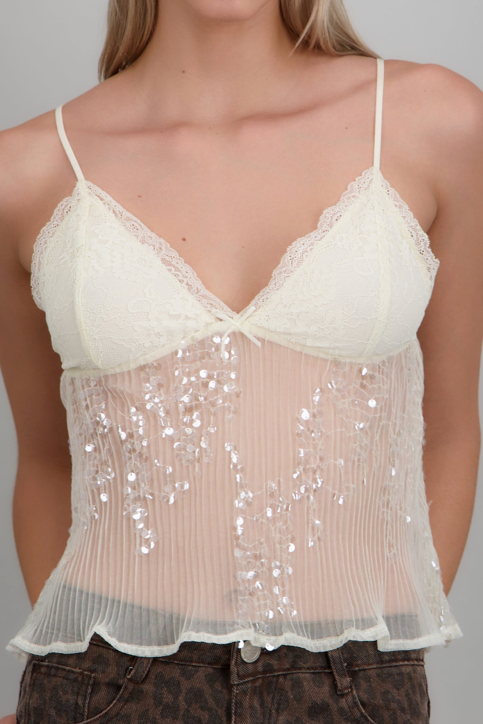Top detalle lentejuela y encaje CREMA