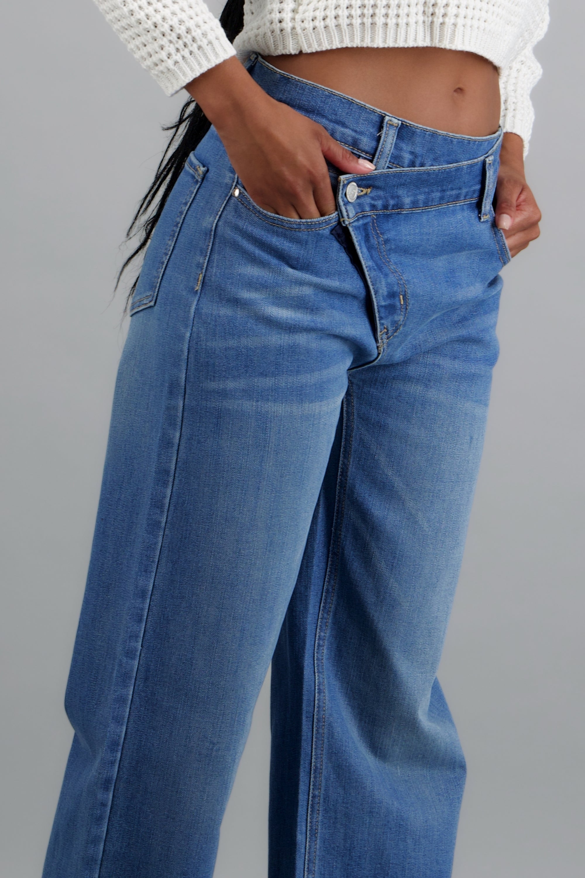 Jeans straight dobladillo cruzado MEDIUM WASH