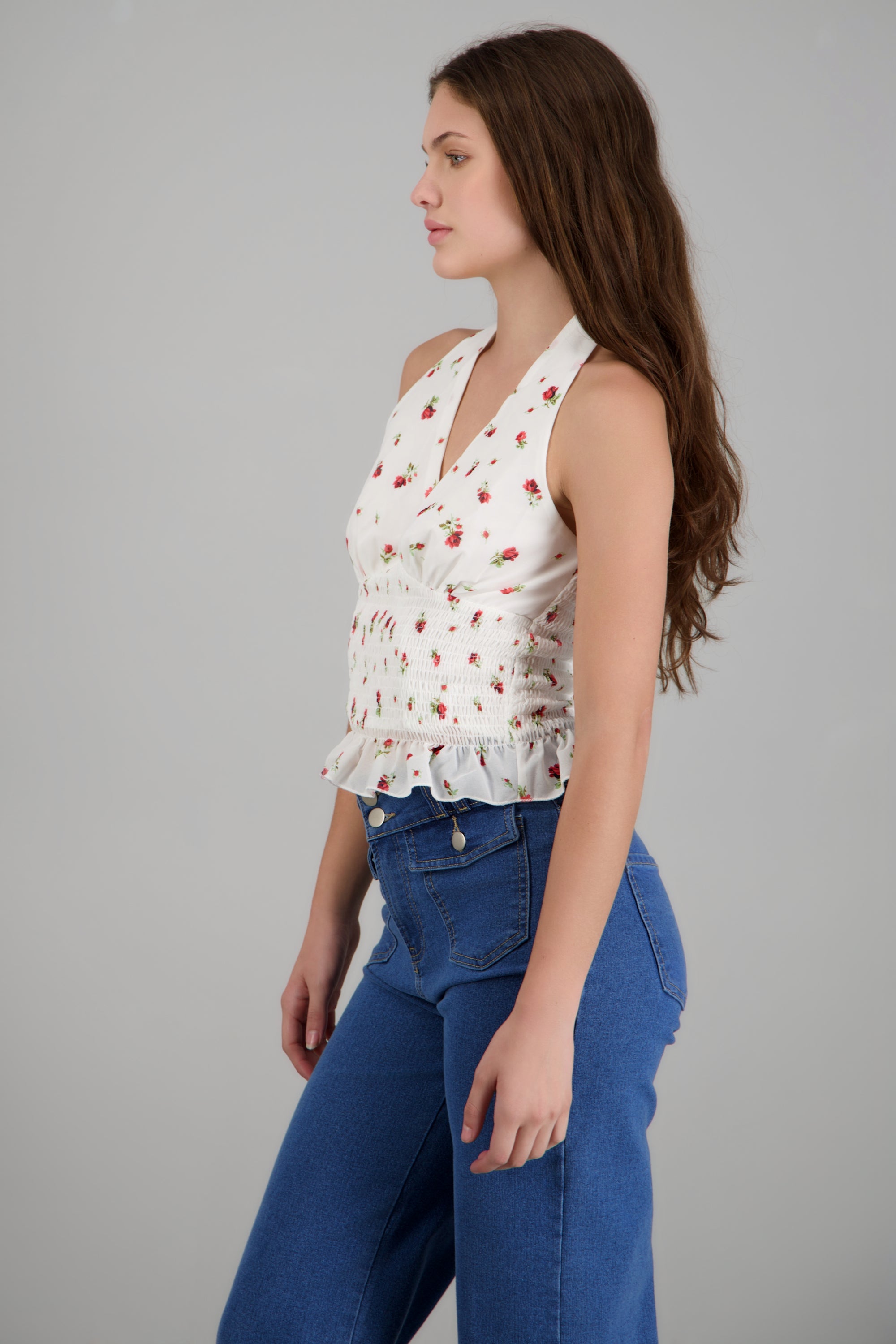 Top halter escote V detalle flores BLANCO COMBO