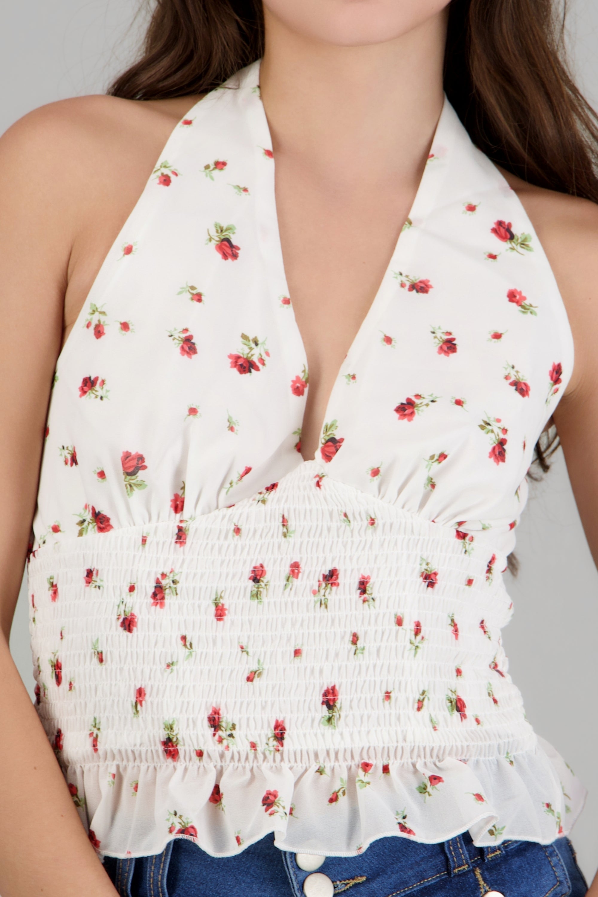 Top halter escote V detalle flores BLANCO COMBO