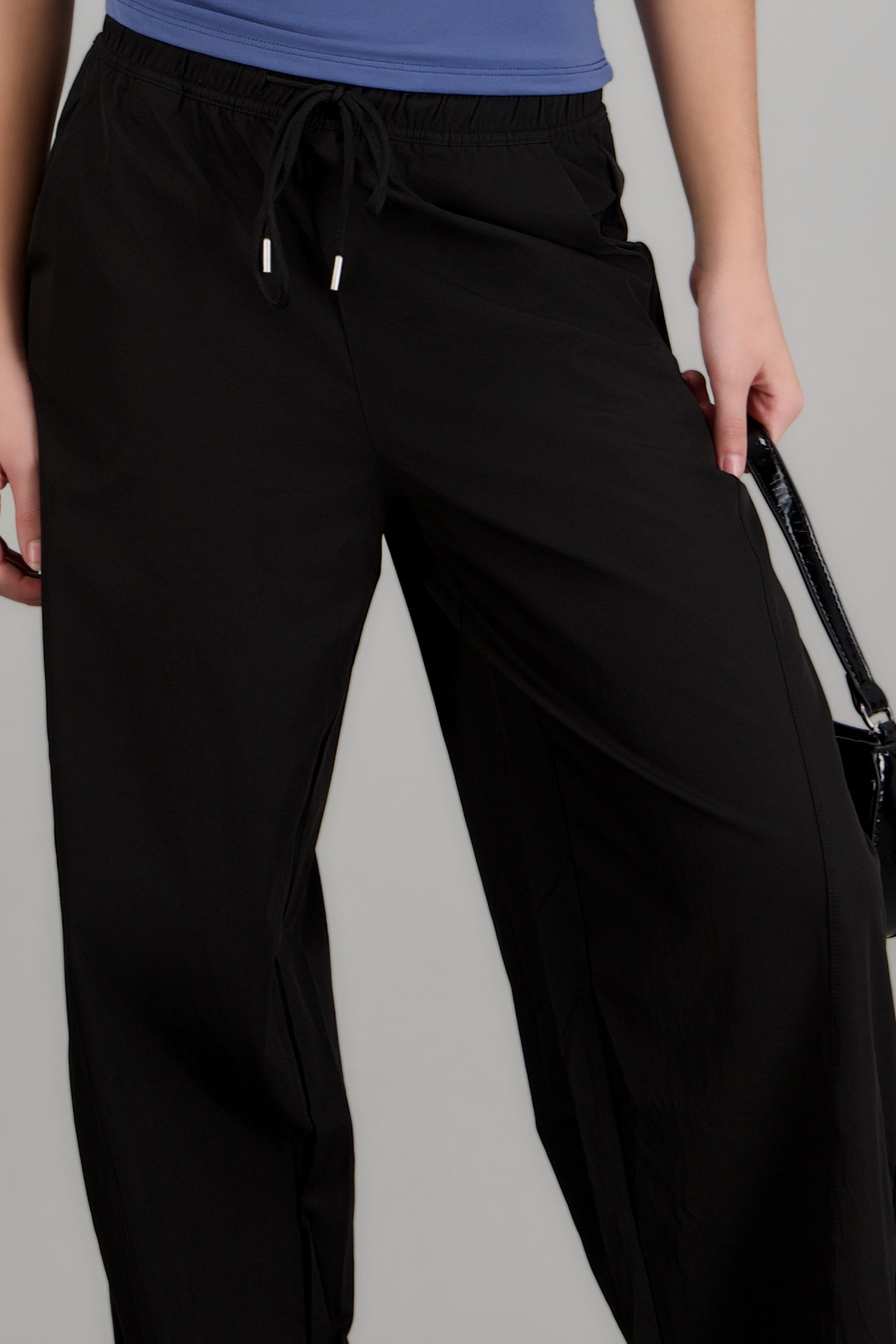 Pantalón con resorte liso NEGRO
