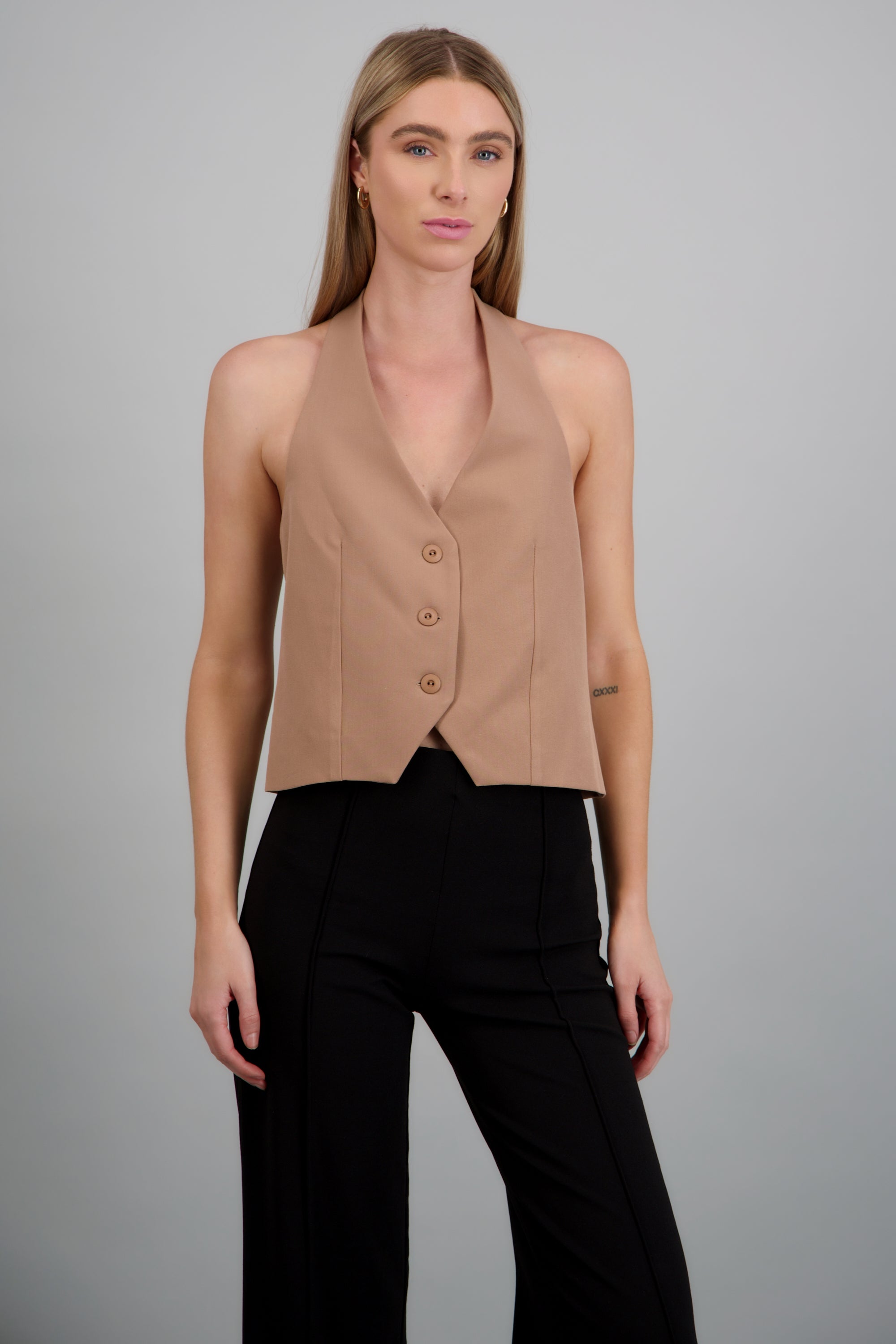 Top halter sin mangas detalle botones ARENA