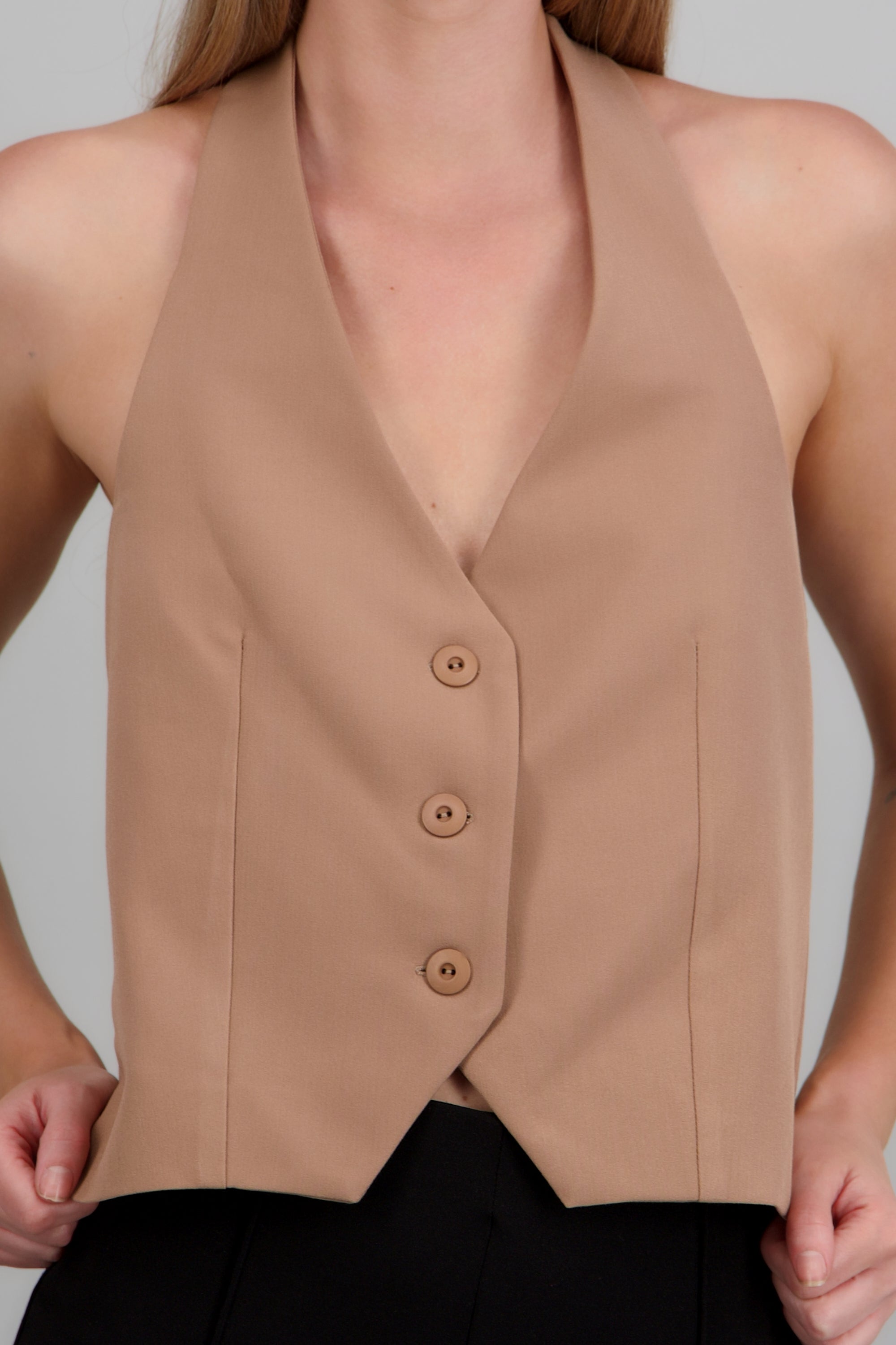 Top halter sin mangas detalle botones ARENA