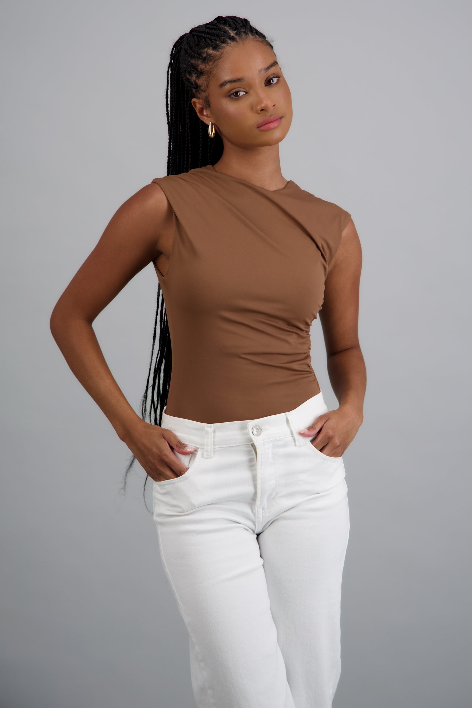 Body sin mangas detalle drapeado CHOCOLATE