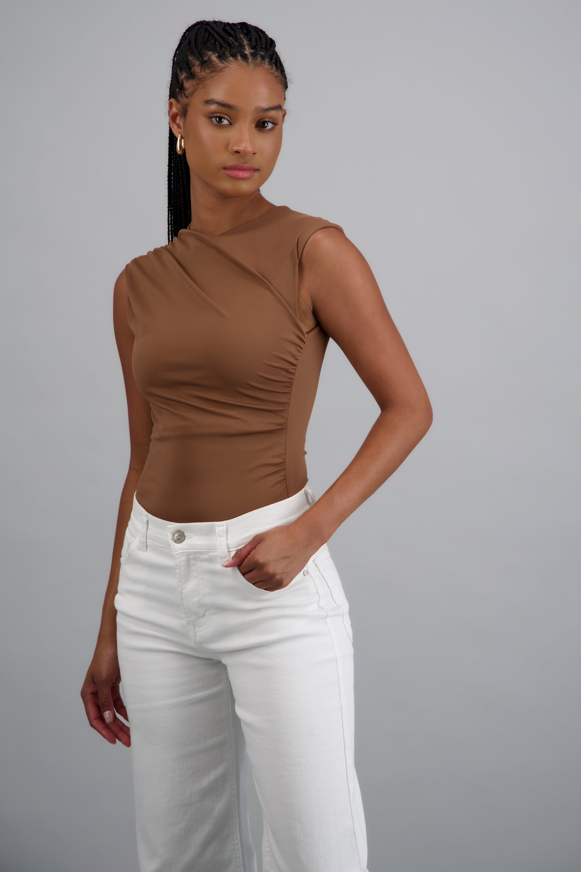 Body sin mangas detalle drapeado CHOCOLATE