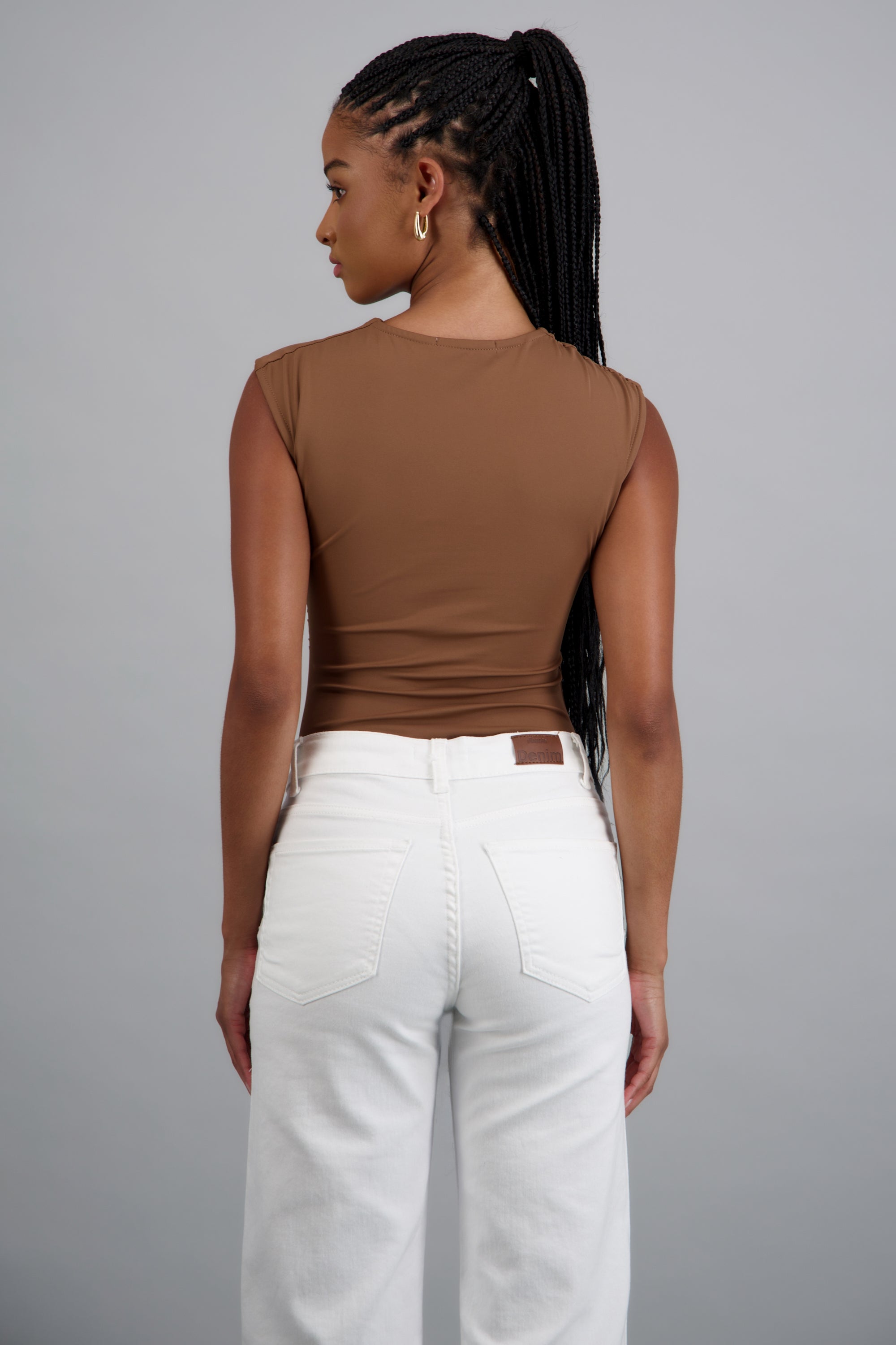 Body sin mangas detalle drapeado CHOCOLATE
