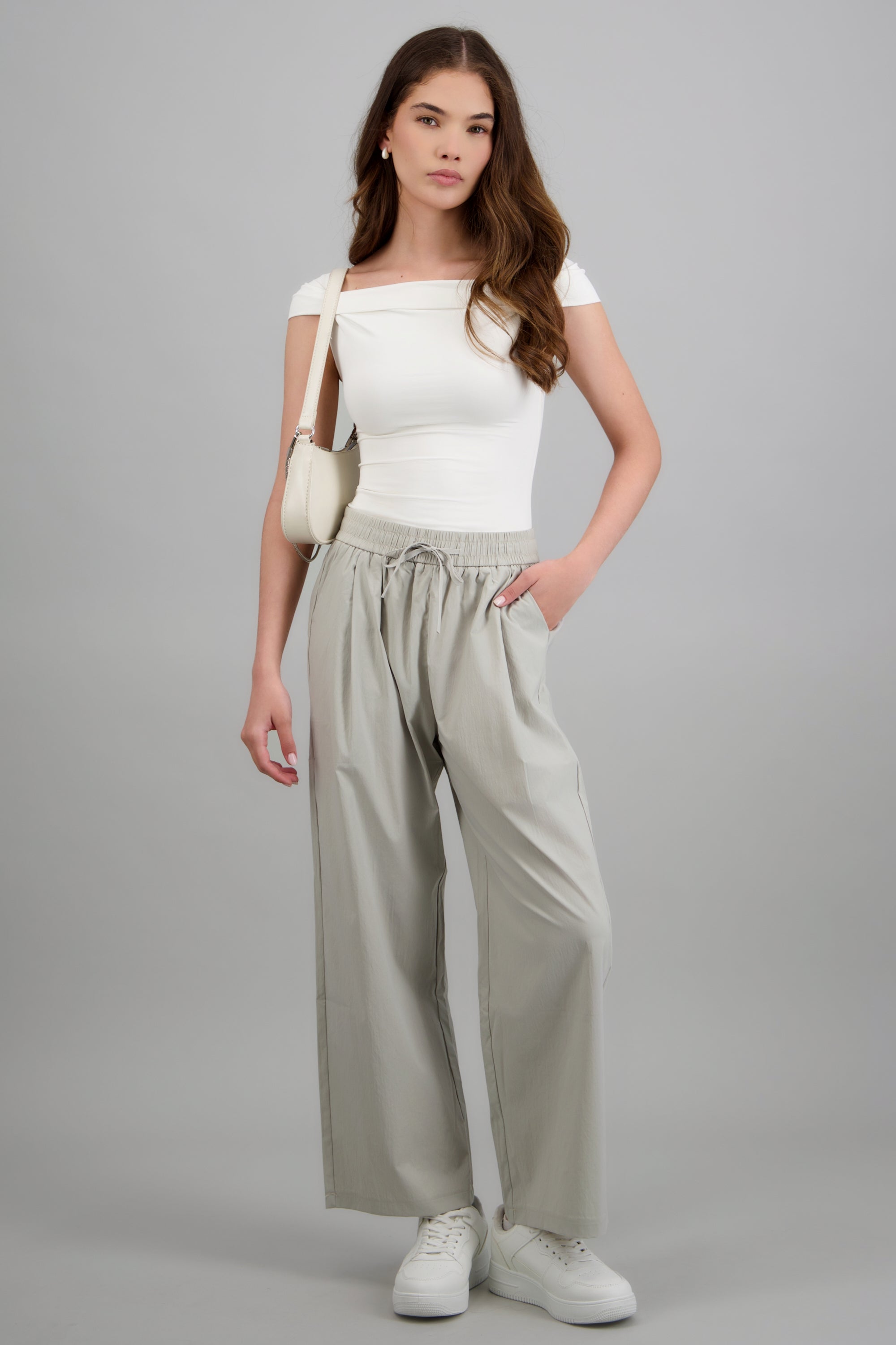 Pantalón liso jareta y bolsas GRIS CLARO