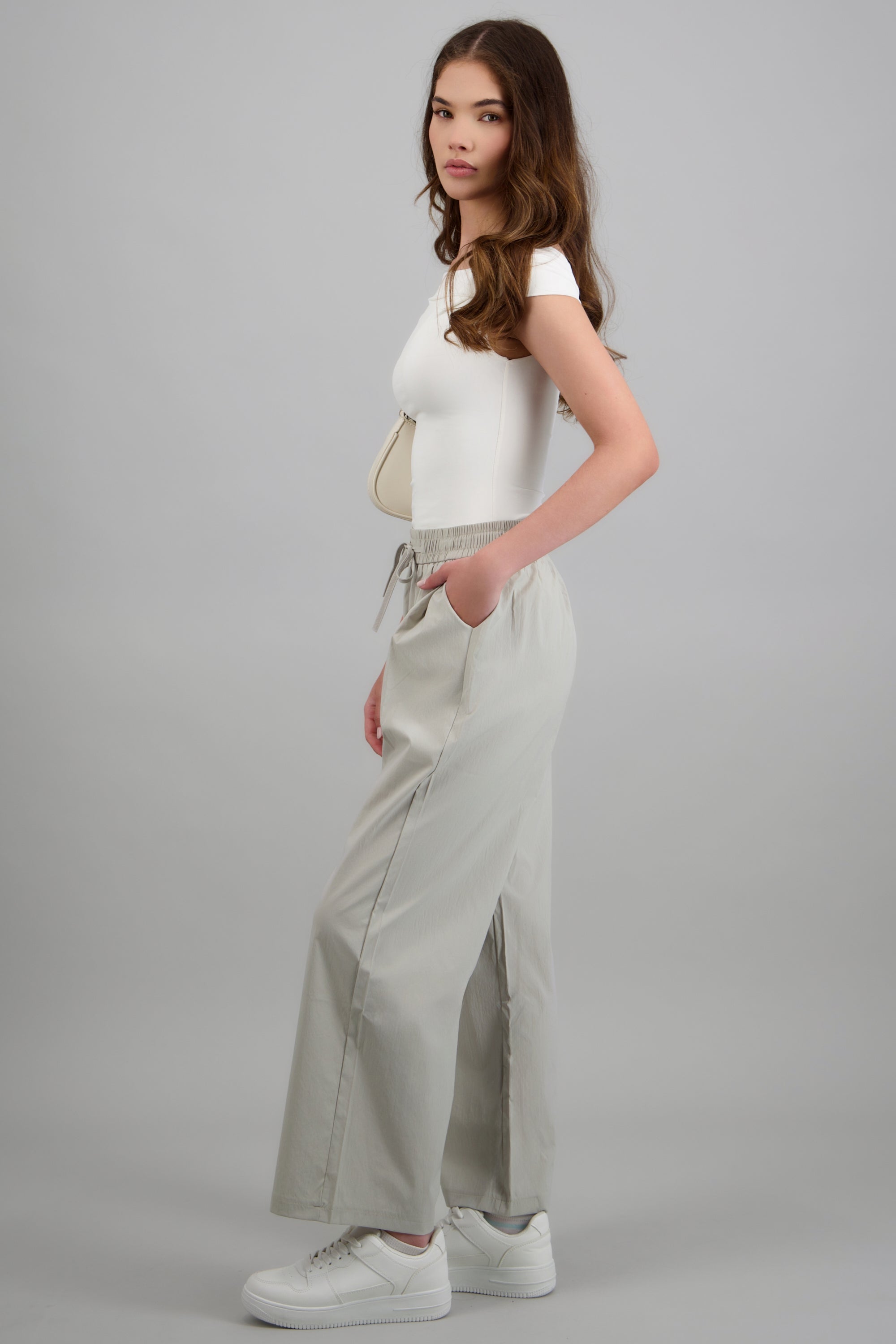 Pantalón liso jareta y bolsas GRIS CLARO