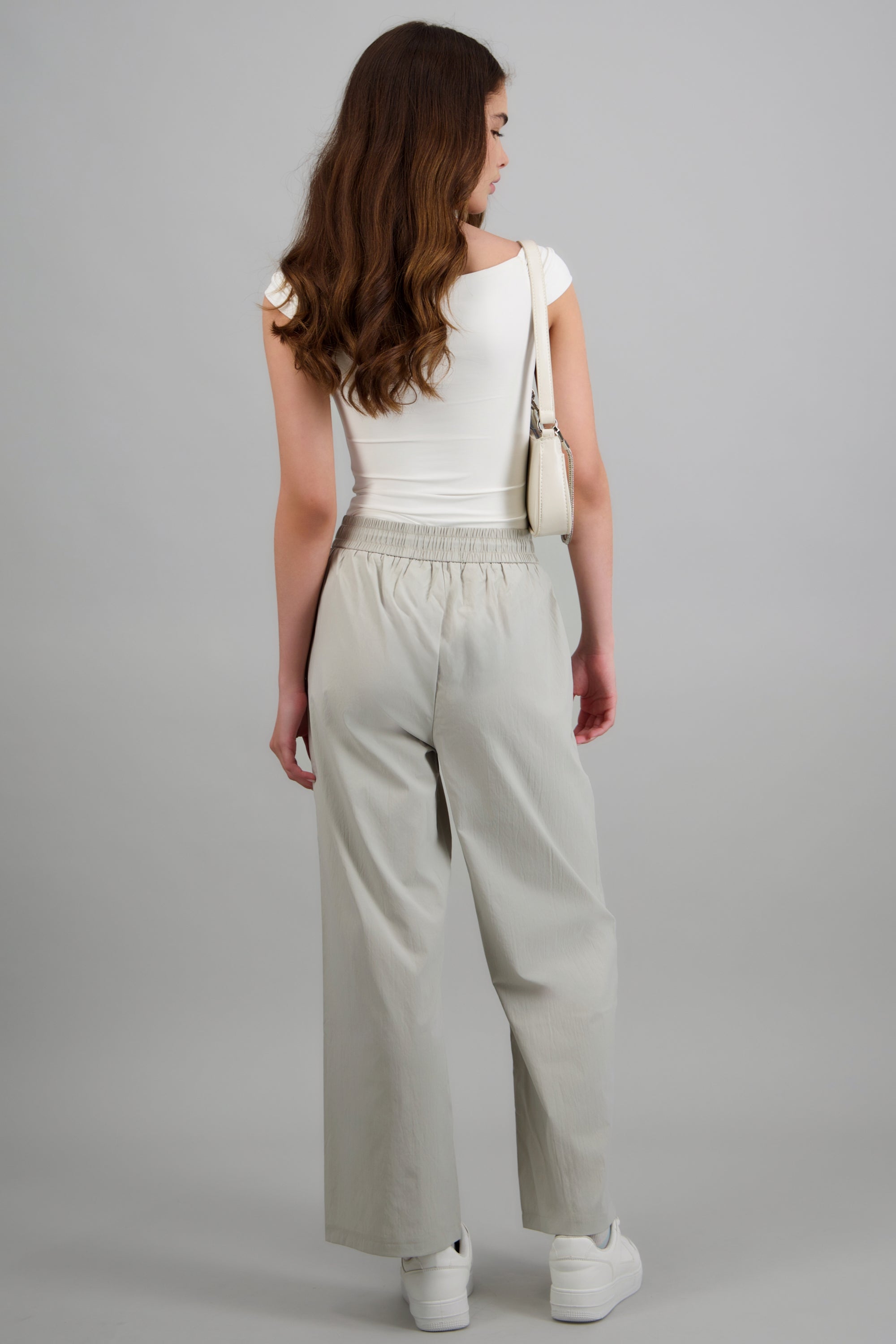 Pantalón liso jareta y bolsas GRIS CLARO