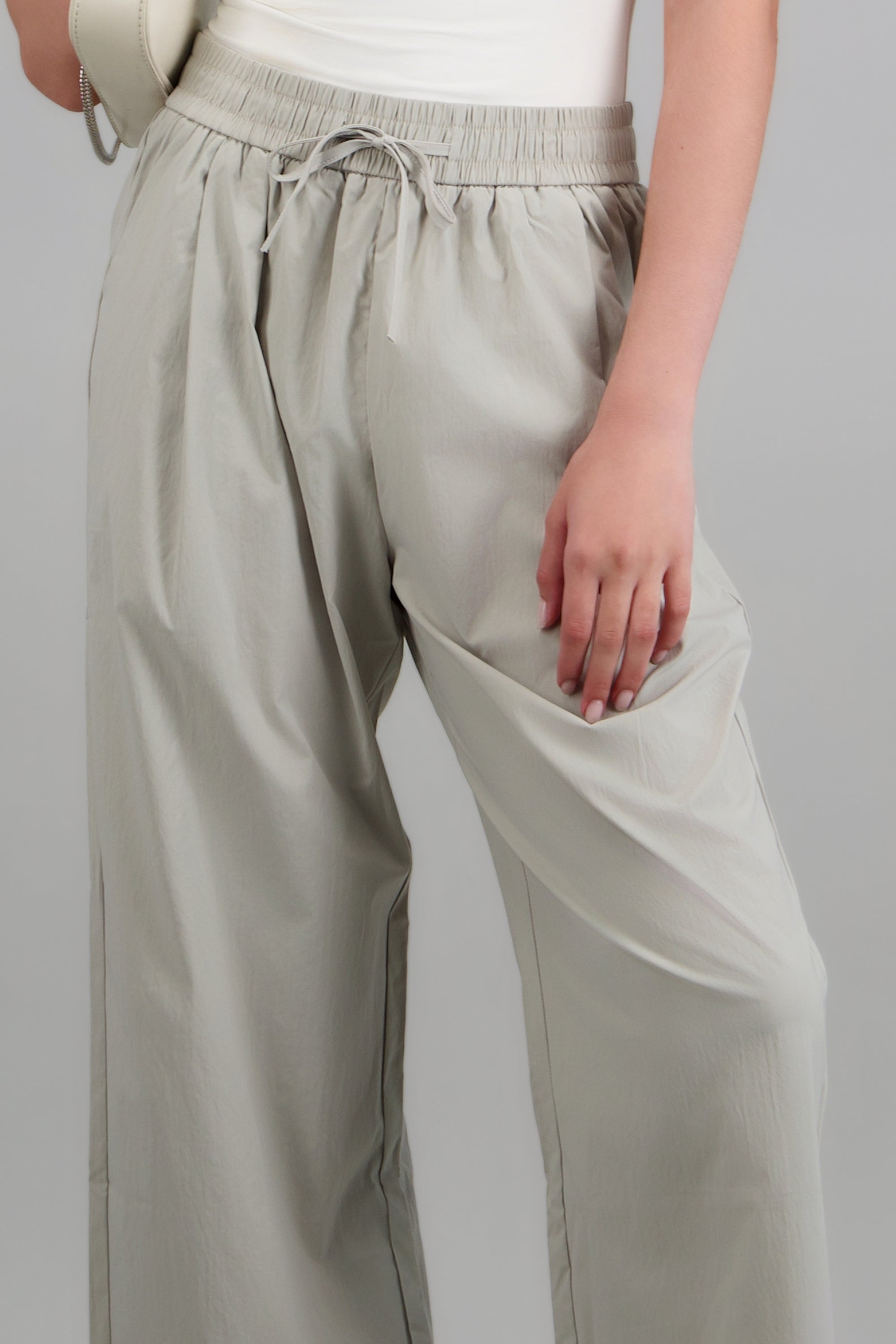 Pantalón liso jareta y bolsas GRIS CLARO