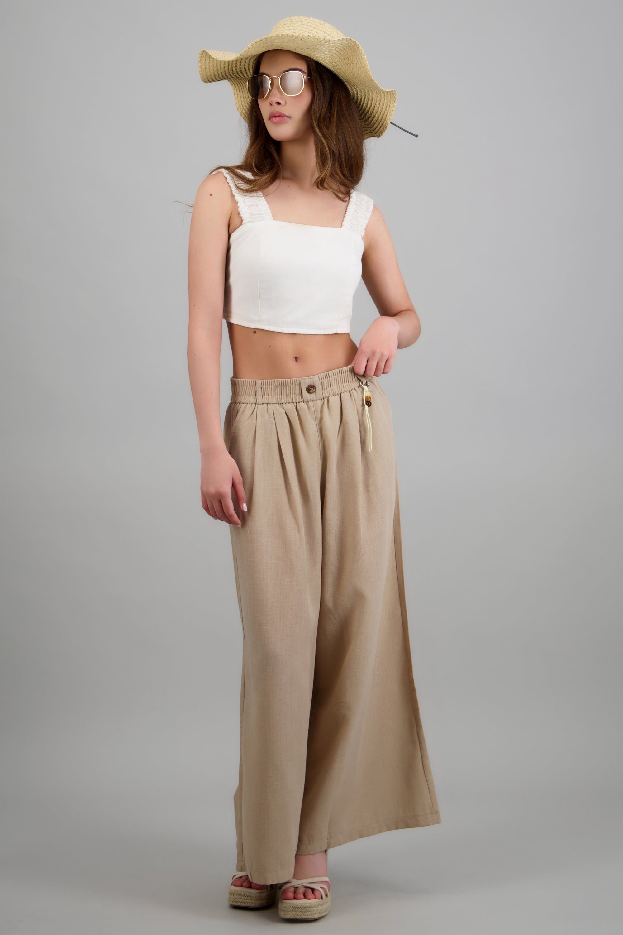 Pantalones amplios con detalle de charm BEIGE