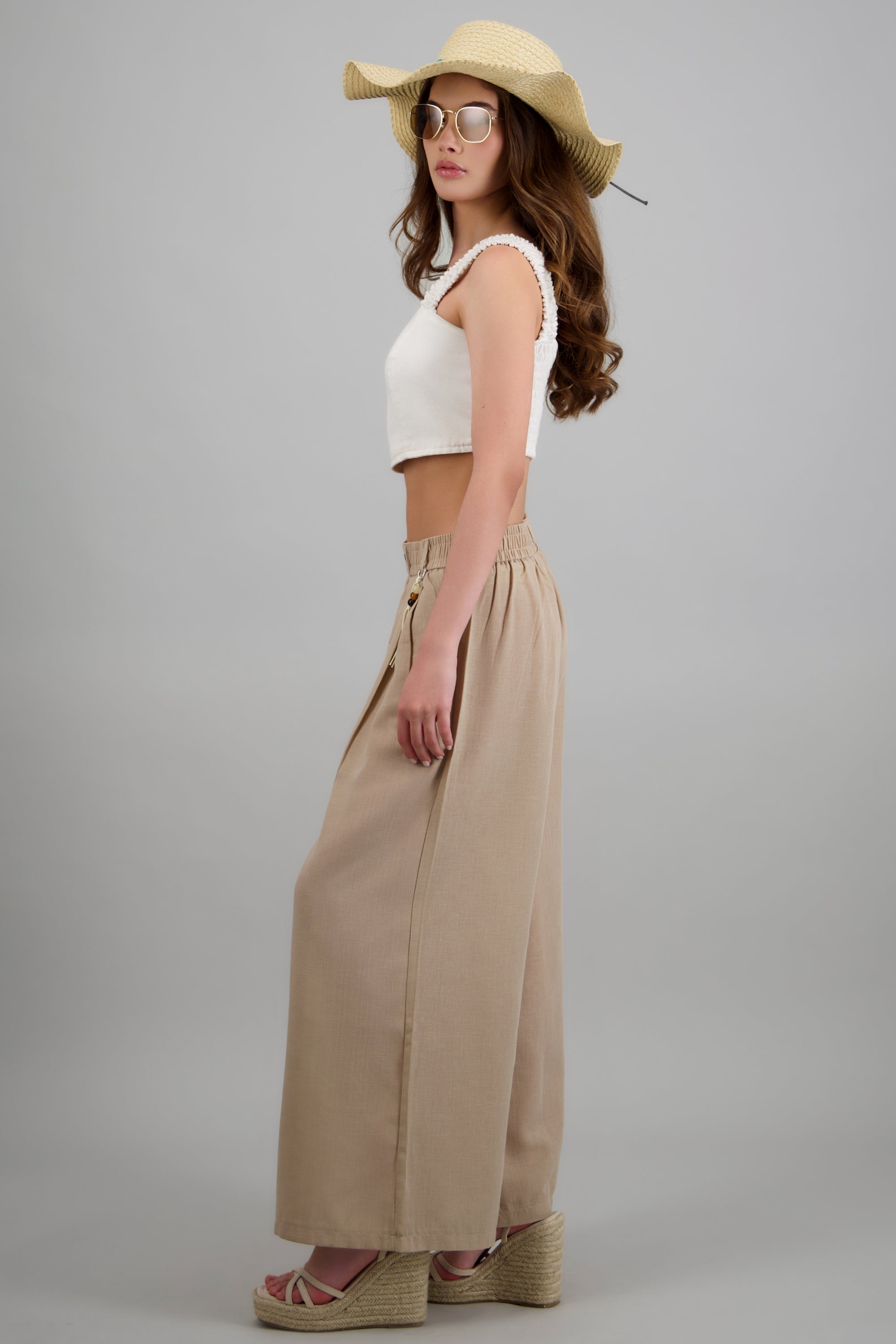 Pantalones amplios con detalle de charm BEIGE