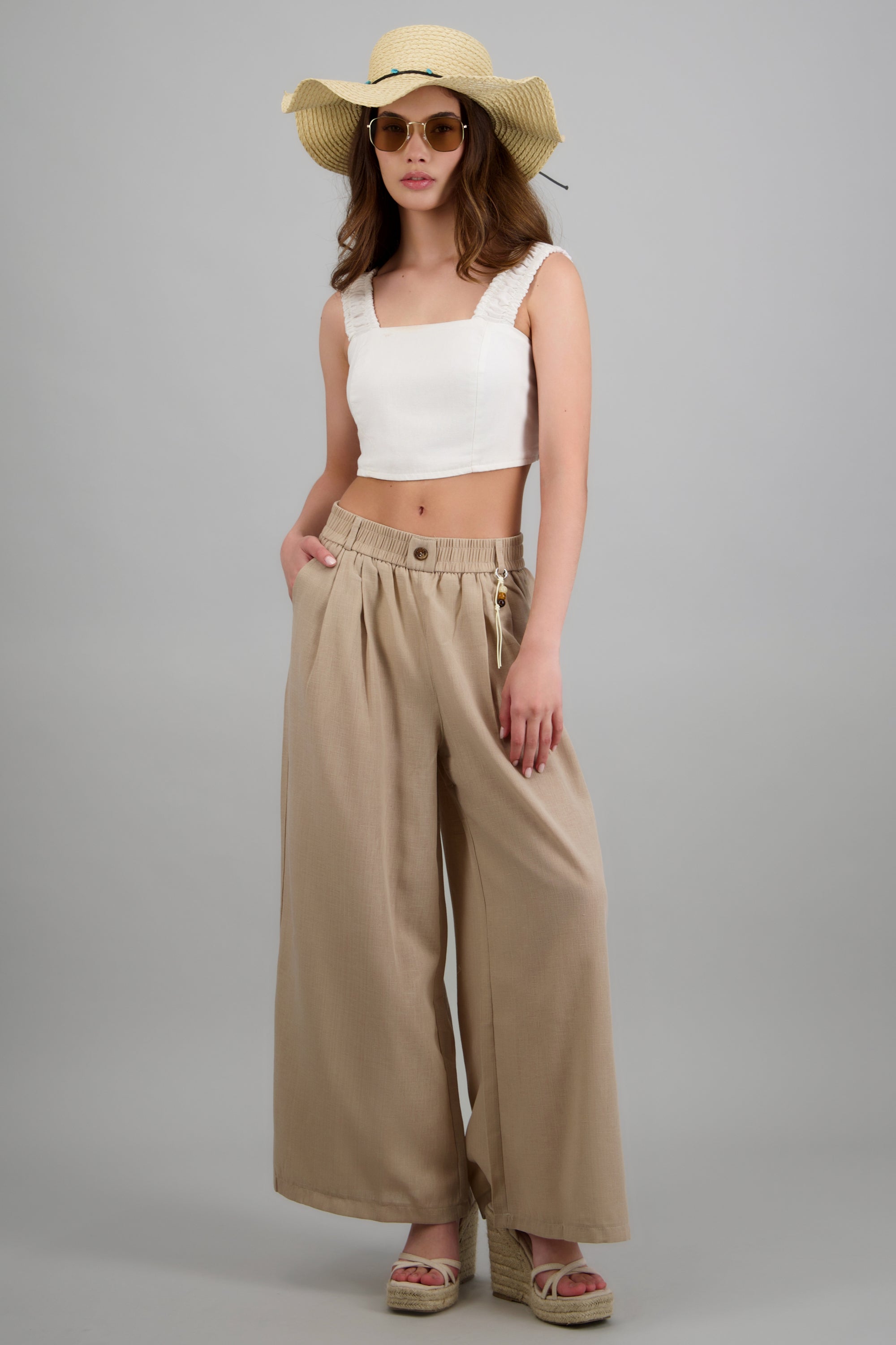 Pantalones amplios con detalle de charm BEIGE