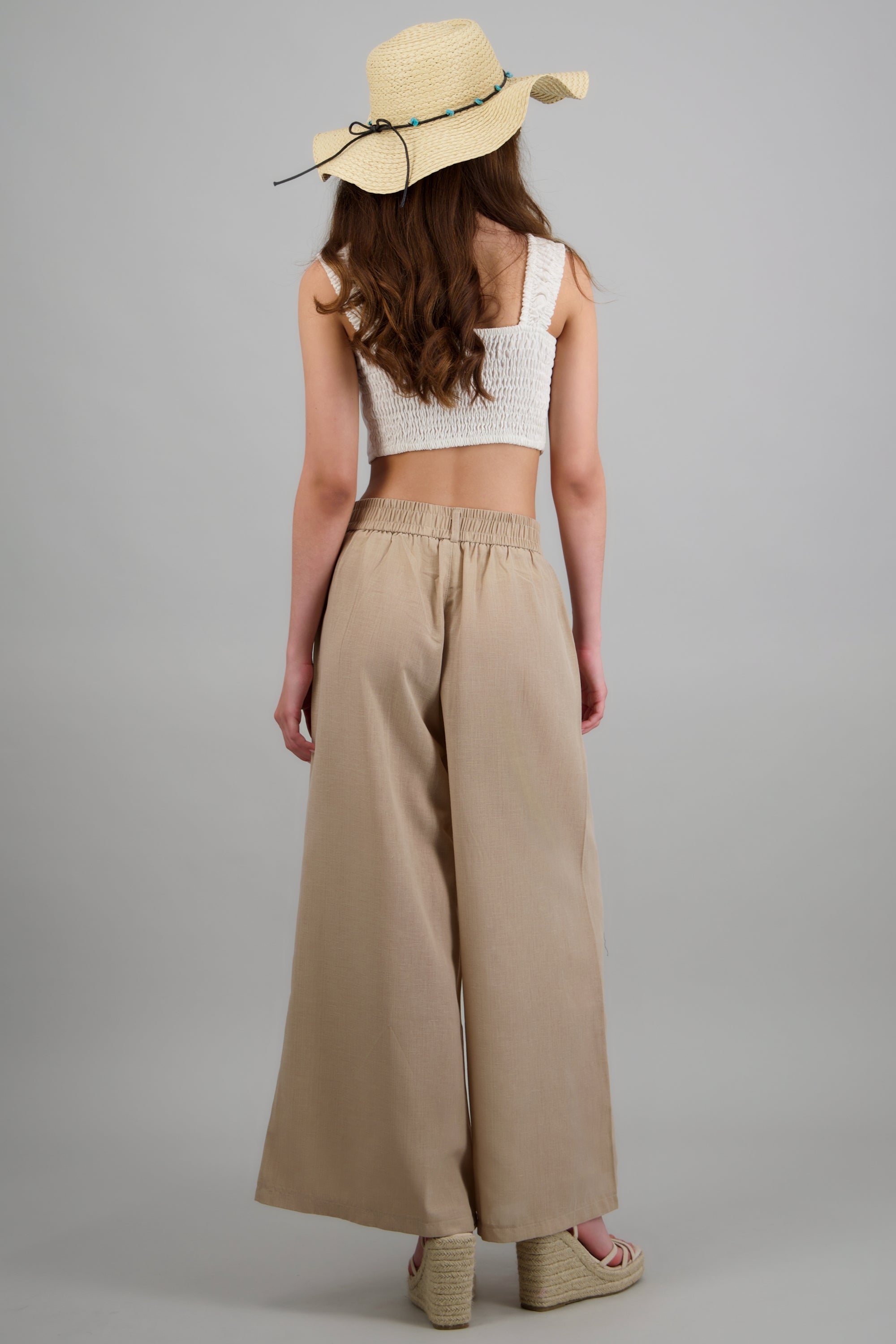 Pantalones amplios con detalle de charm BEIGE