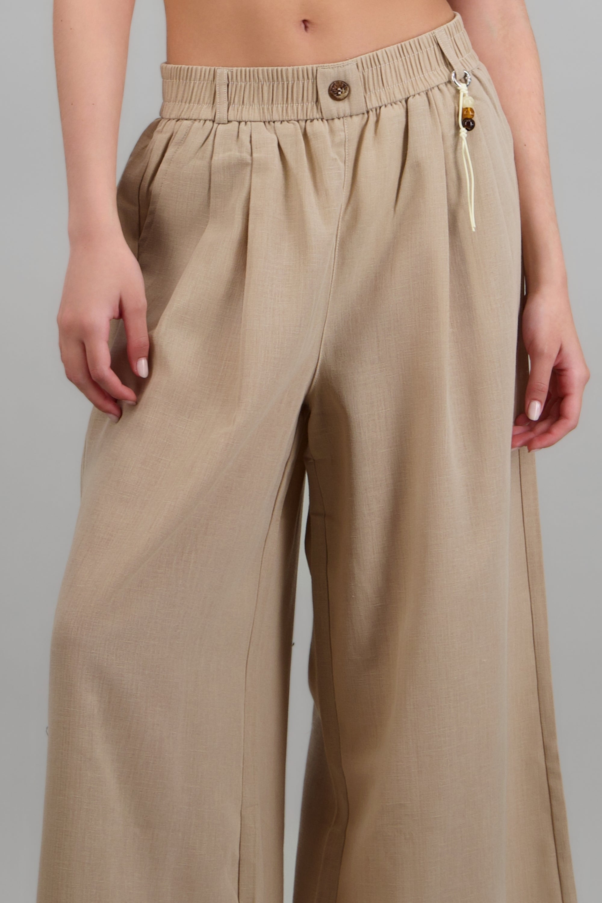 Pantalones amplios con detalle de charm BEIGE