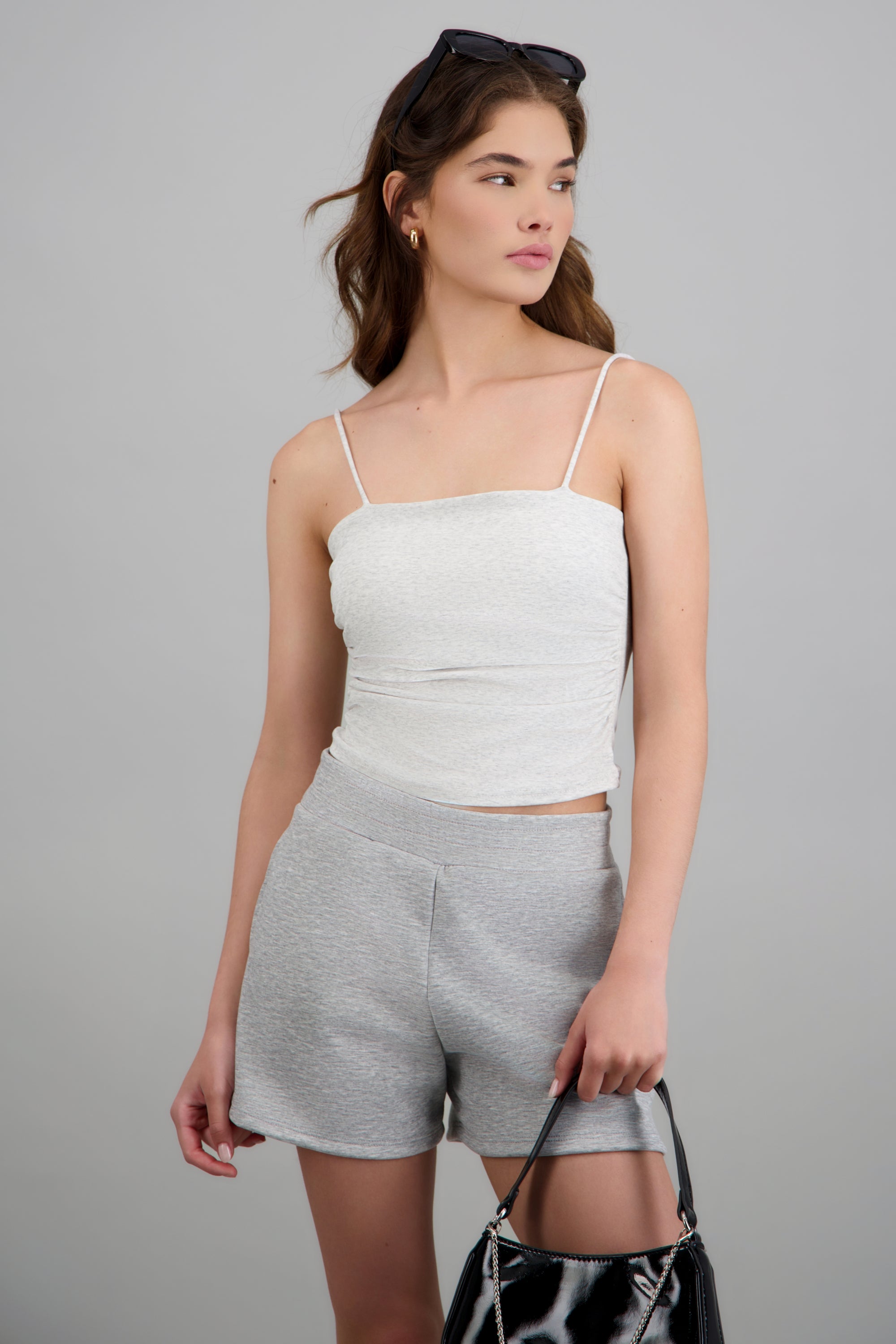 Top con copas y fruncido en costados GRIS