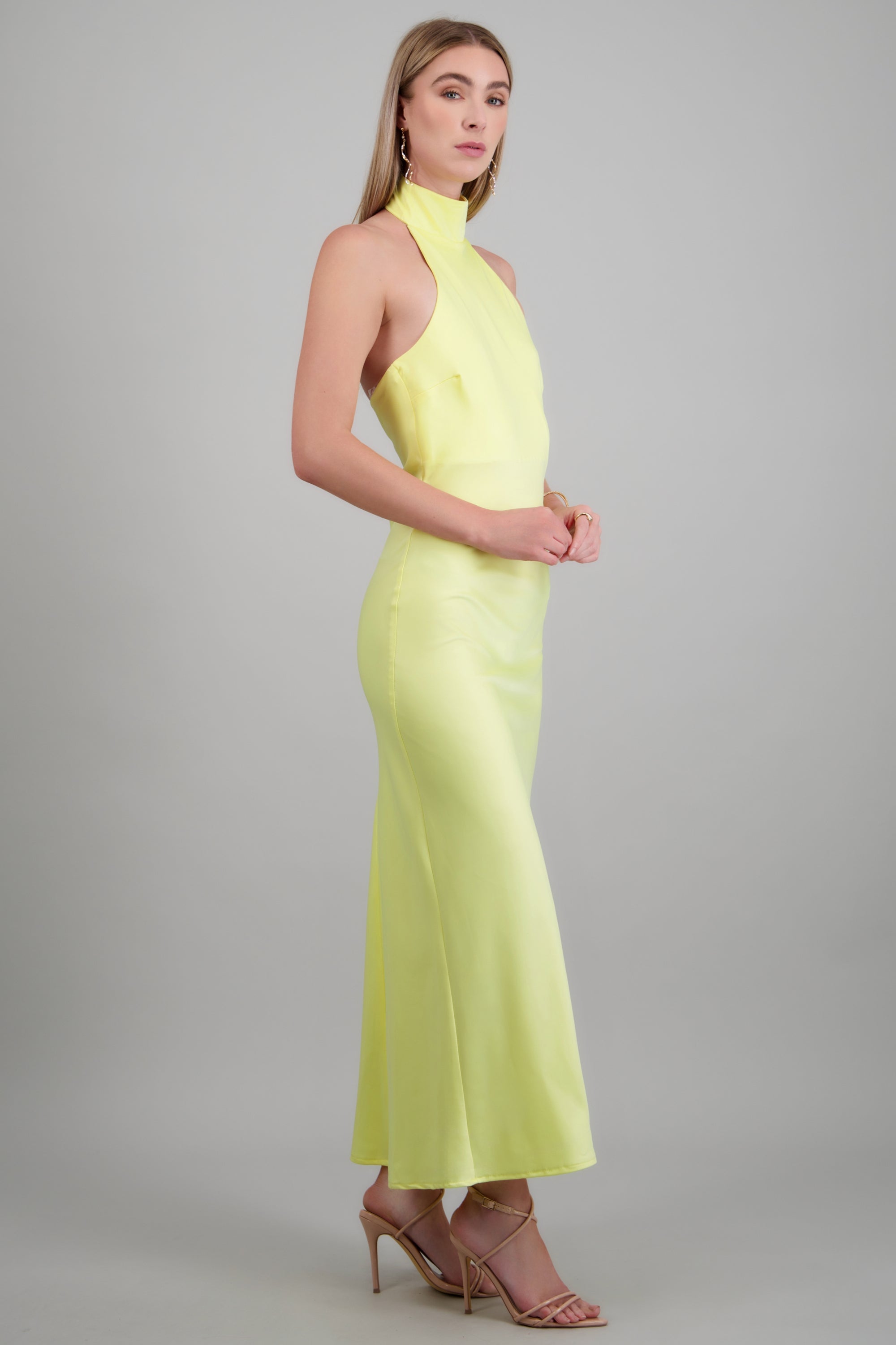 Vestido maxi sin mangas escote halter liso AMARILLO PASTEL