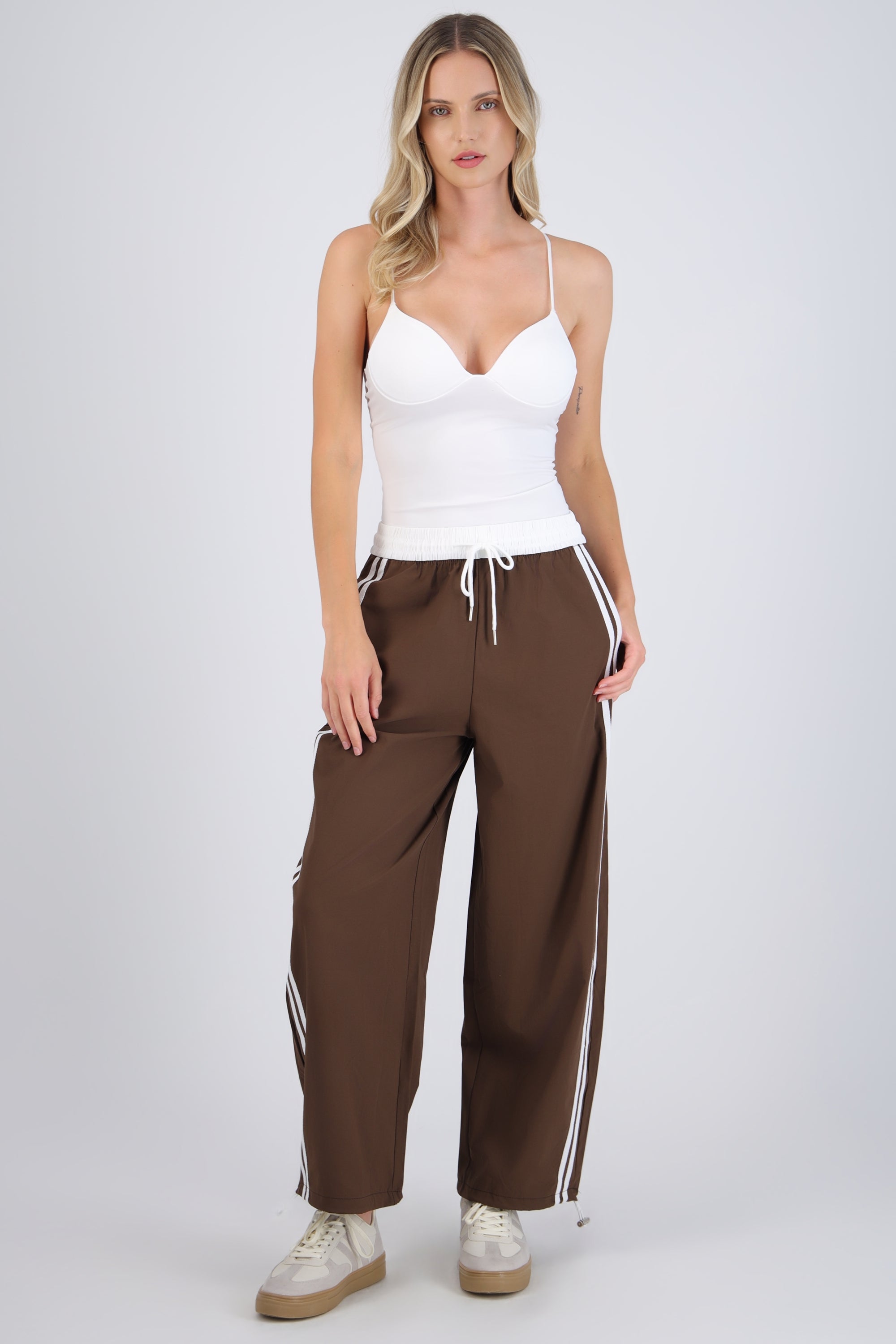 Pantalones pretina contraste con rayas al costado