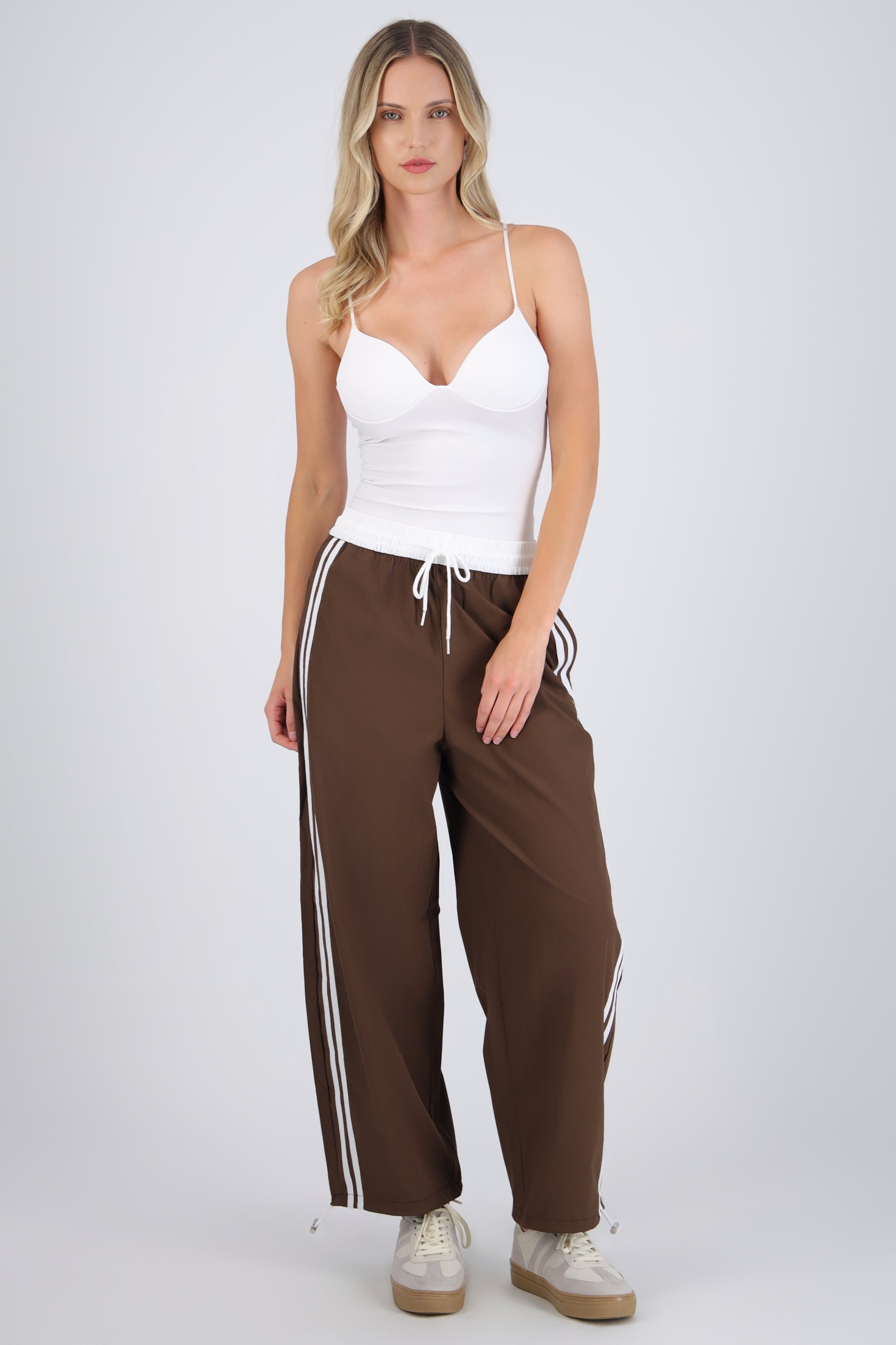 Pantalones pretina contraste con rayas al costado