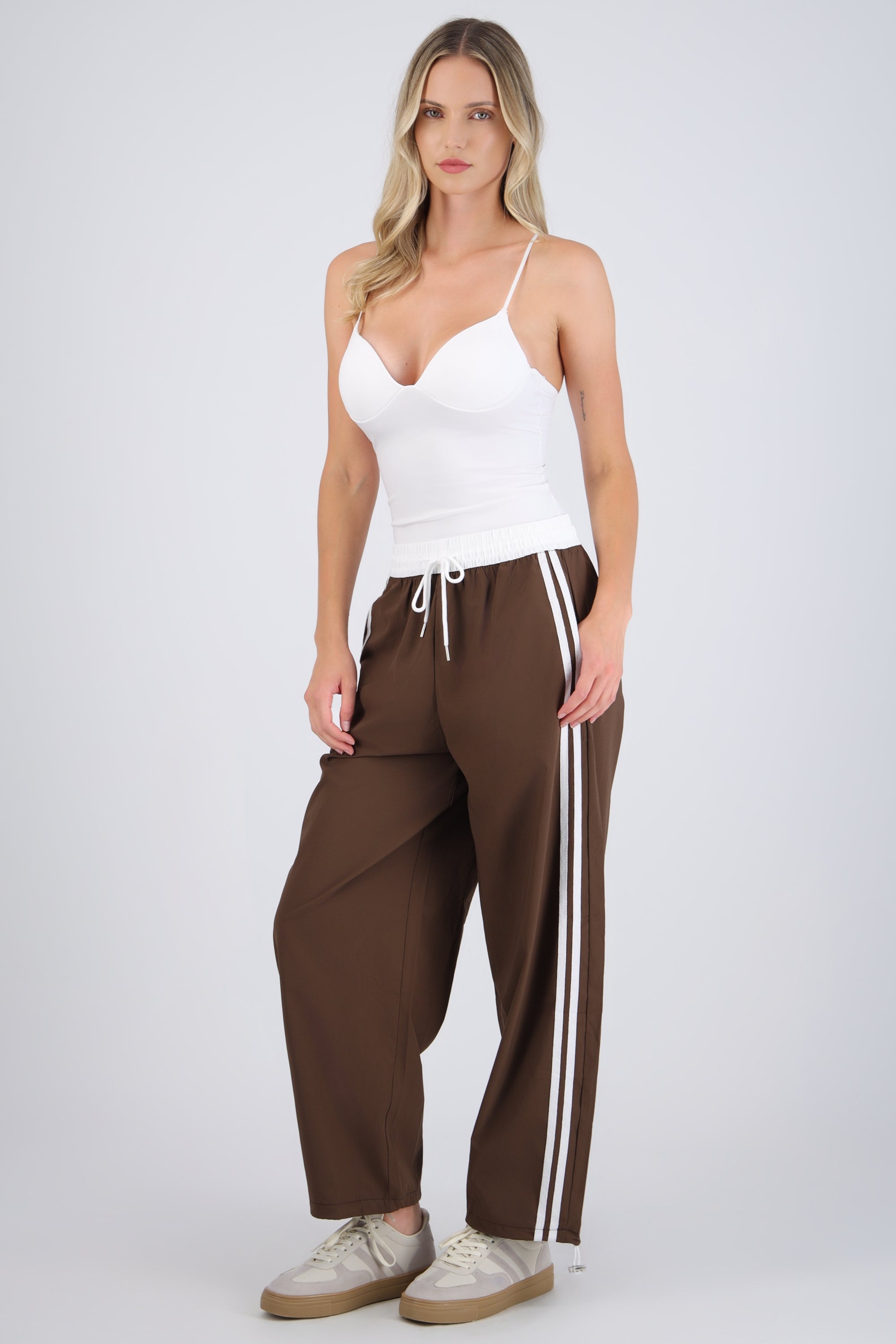 Pantalones pretina contraste con rayas al costado