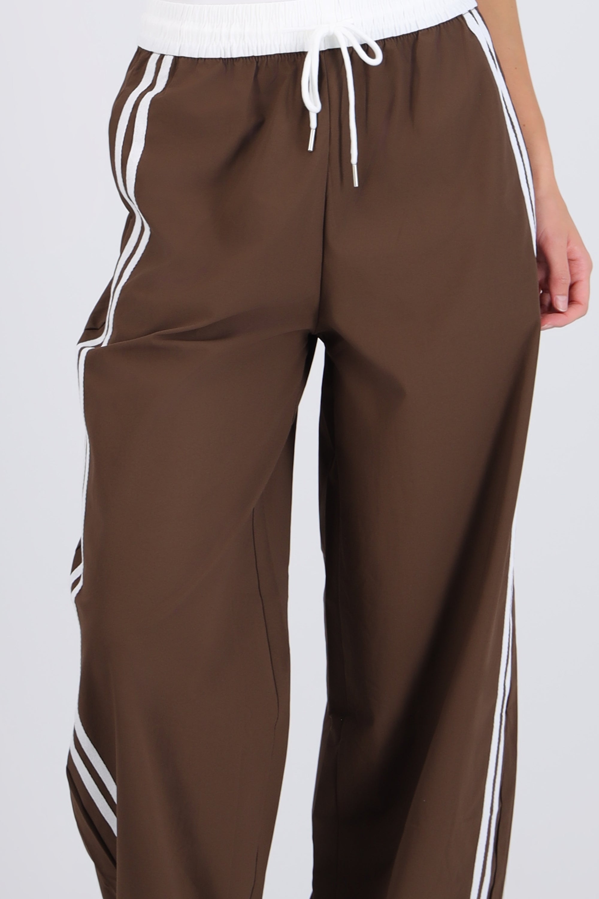 Pantalones pretina contraste con rayas al costado