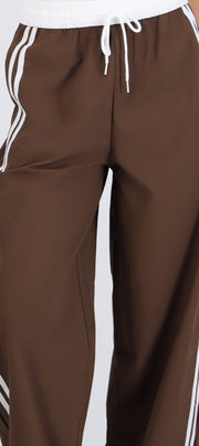 Pantalones pretina contraste con rayas al costado