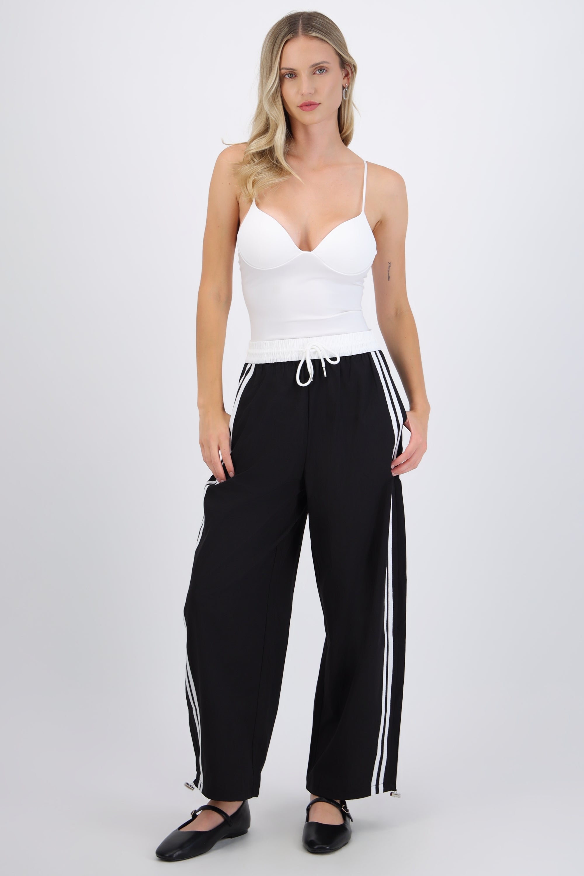 Pantalones pretina contraste con rayas al costado