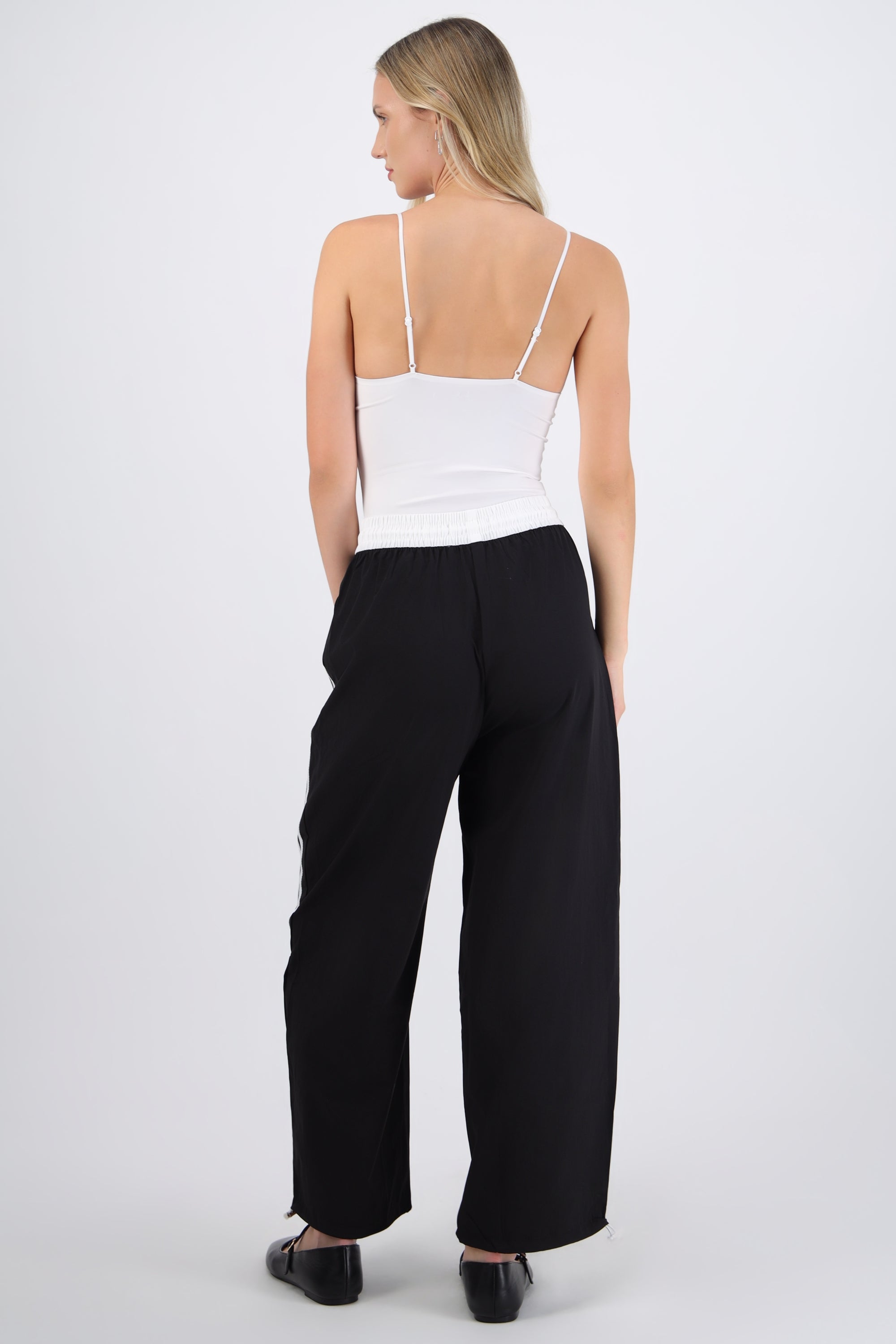 Pantalones pretina contraste con rayas al costado